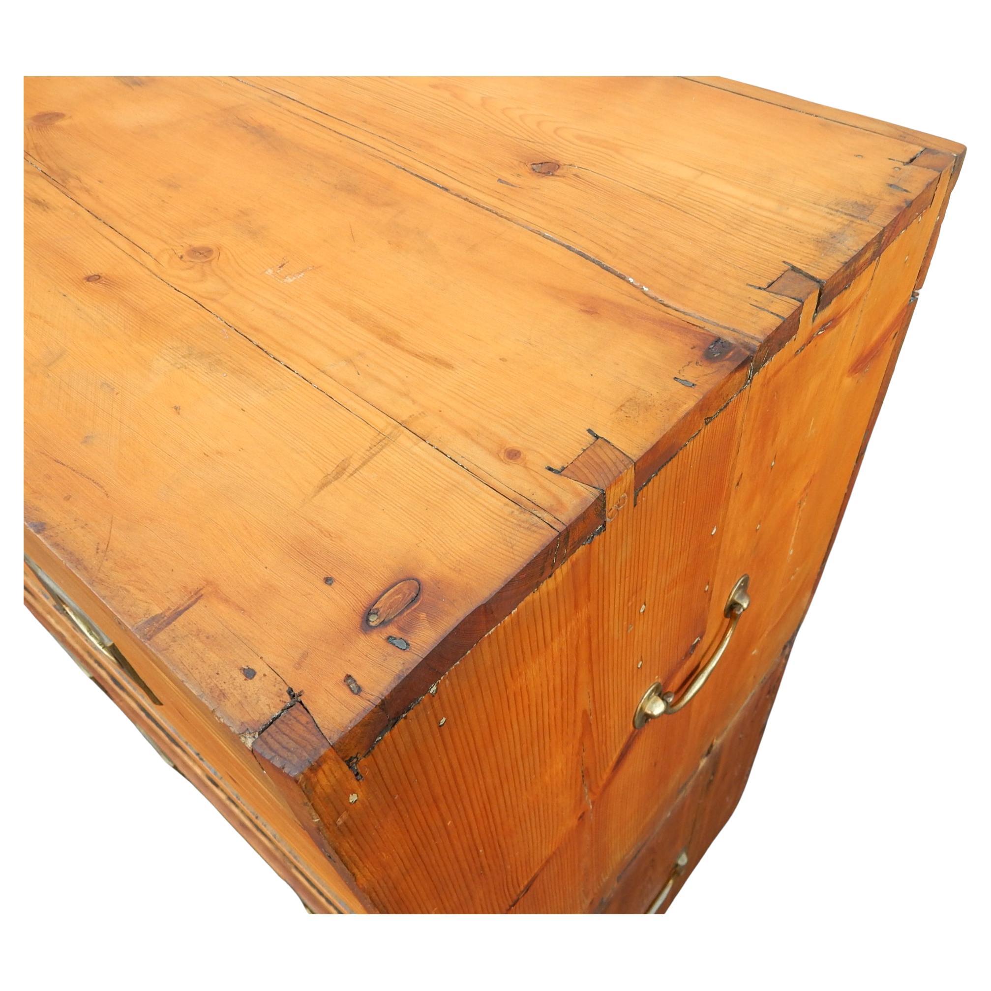 Antike britische Kampagnen-Schrank-Kommode 1901 (20. Jahrhundert) im Angebot