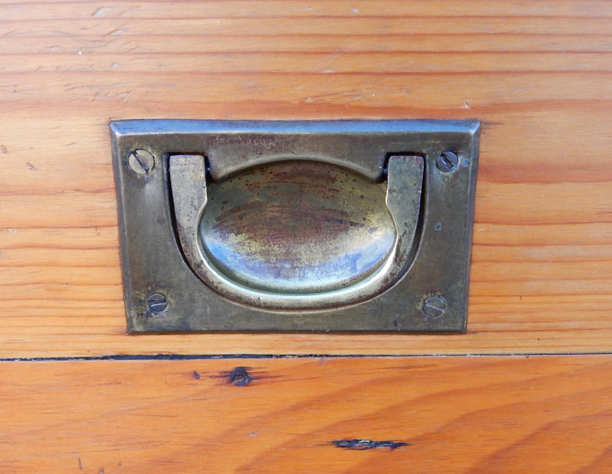 Antike britische Kampagnen-Schrank-Kommode 1901 (Kiefernholz) im Angebot