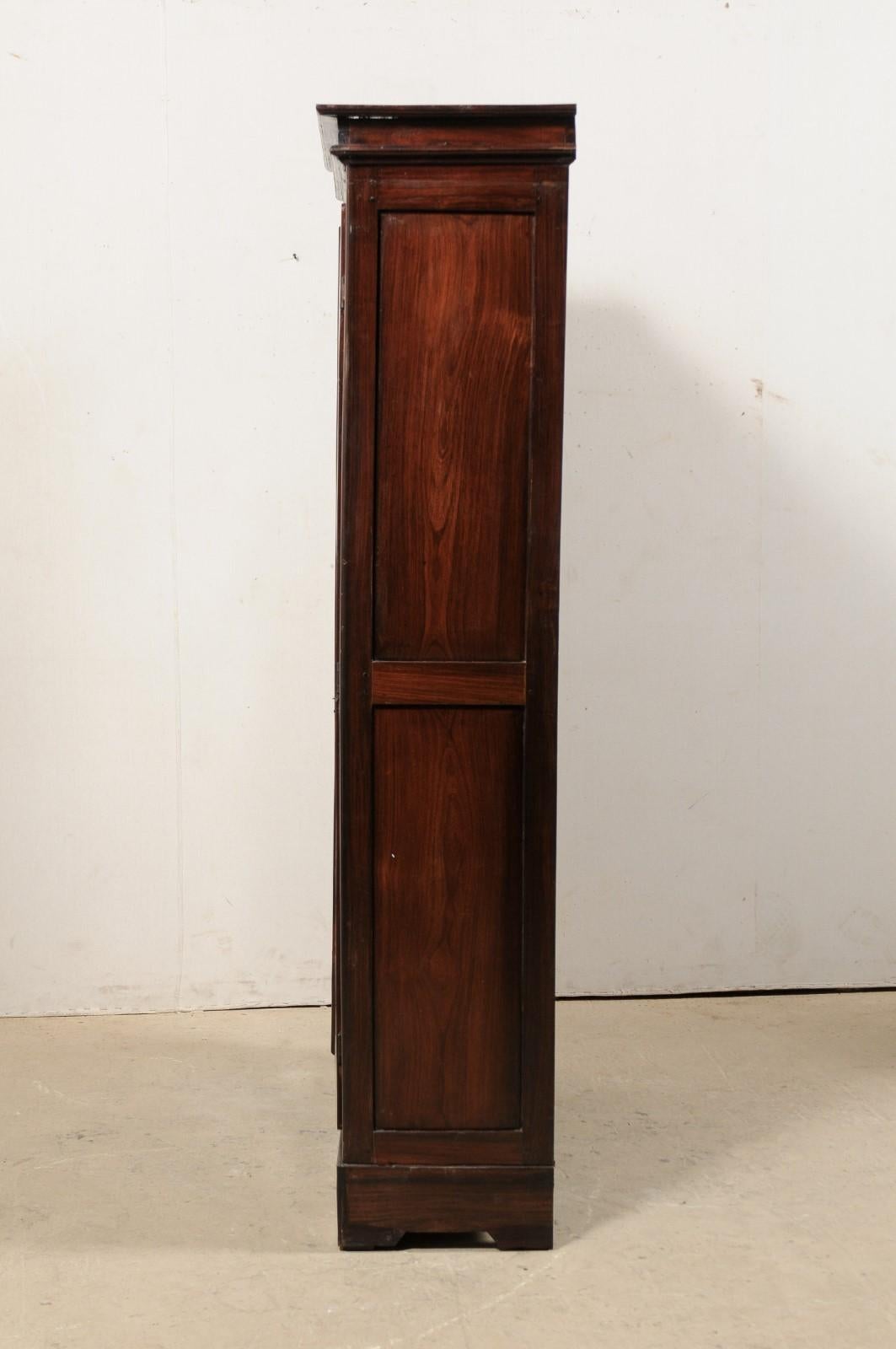 Ancienne armoire coloniale britannique en bois de rose avec portes à panneaux de verre en vente 4