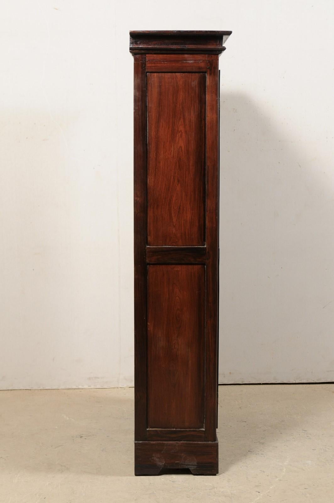 Ancienne armoire coloniale britannique en bois de rose avec portes à panneaux de verre en vente 1