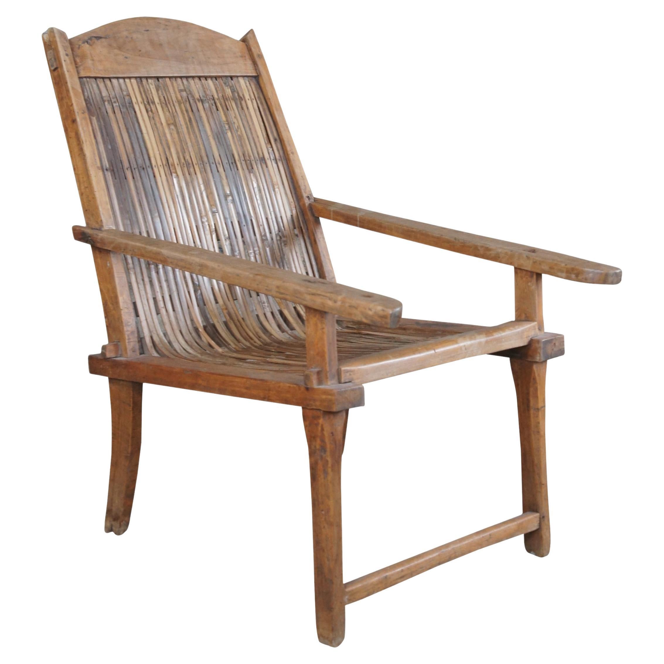 Ancienne chaise de jardinière britannique coloniale anglo-indienne en teck et rotin fendu