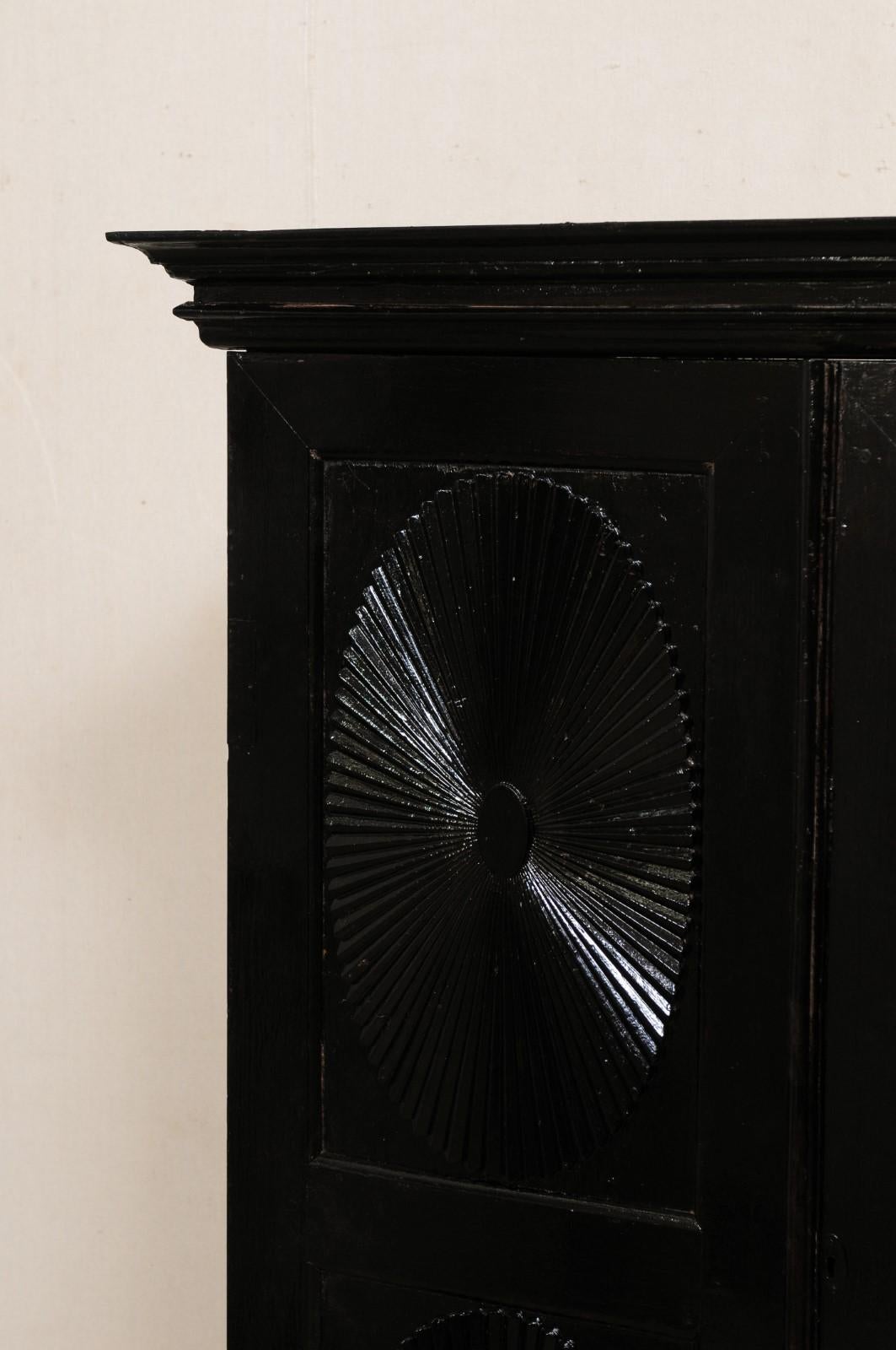Armoire noire coloniale britannique d'antiquités avec portes à panneaux ovales en relief en vente 6