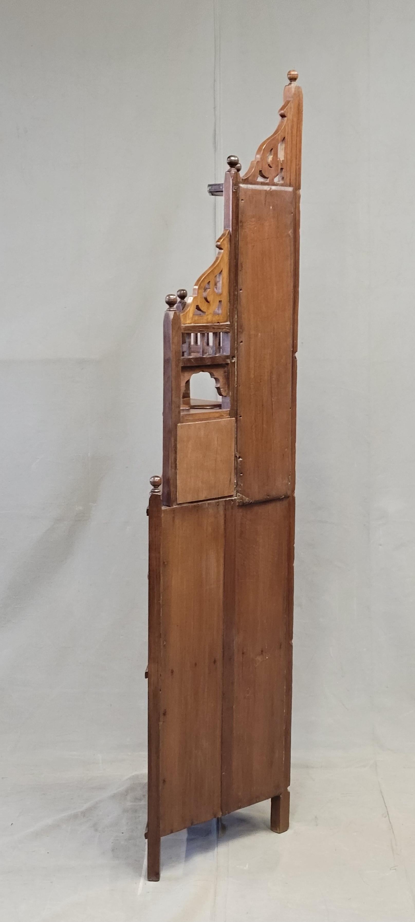 Ancienne étagère d'angle à carreaux British Colonial en vente 2