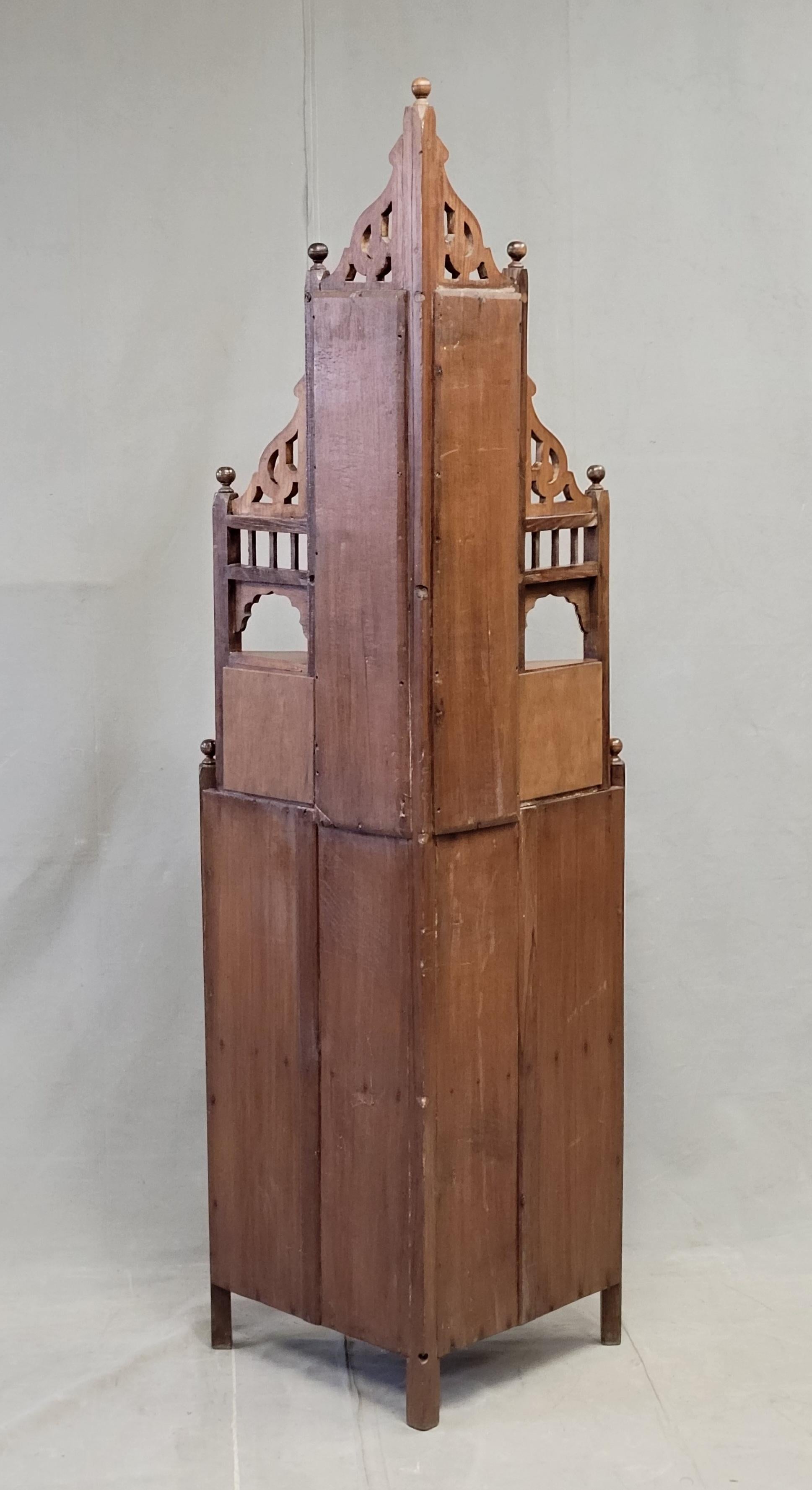 Ancienne étagère d'angle à carreaux British Colonial en vente 4