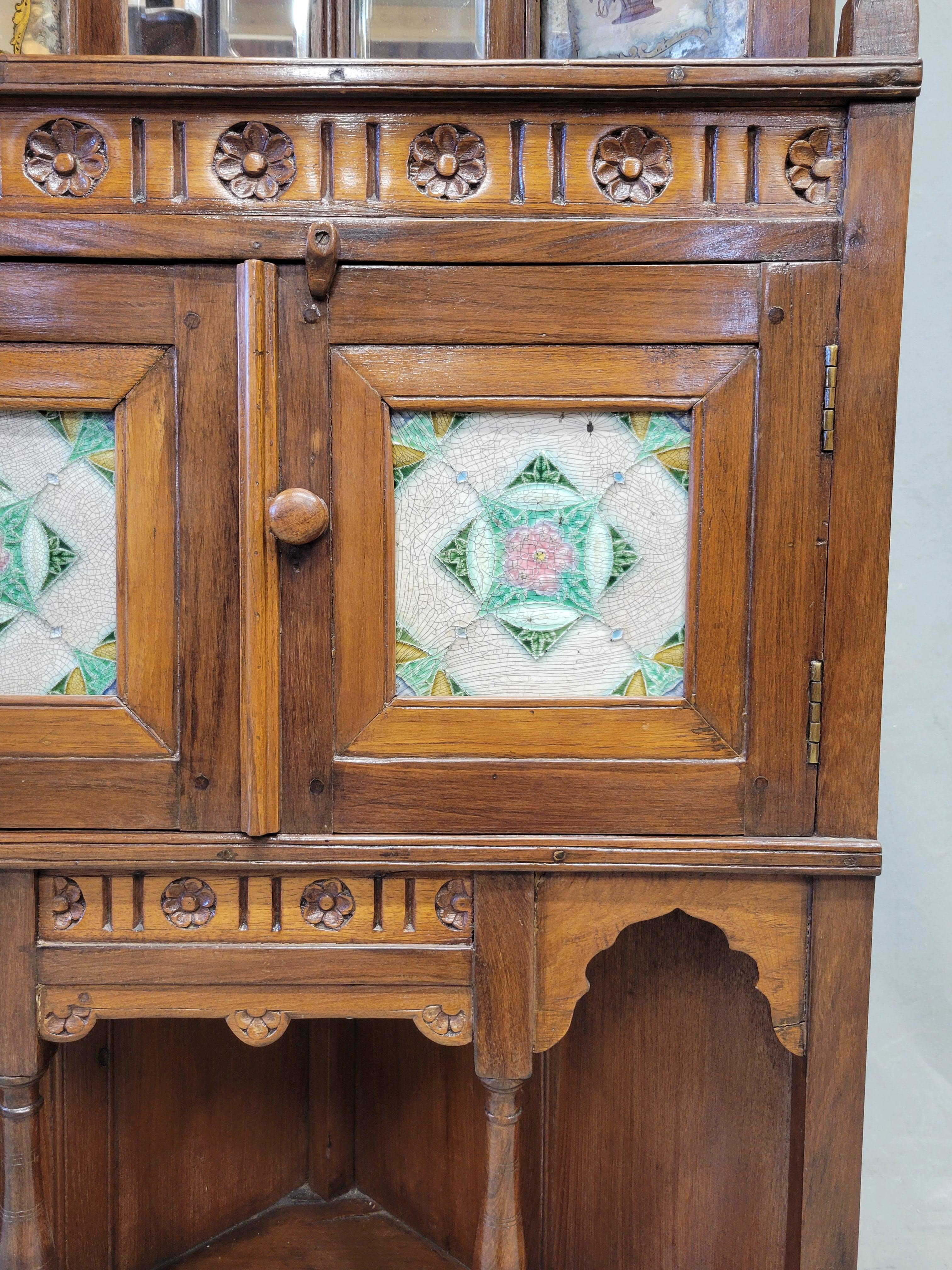 Fait main Ancienne étagère d'angle à carreaux British Colonial en vente