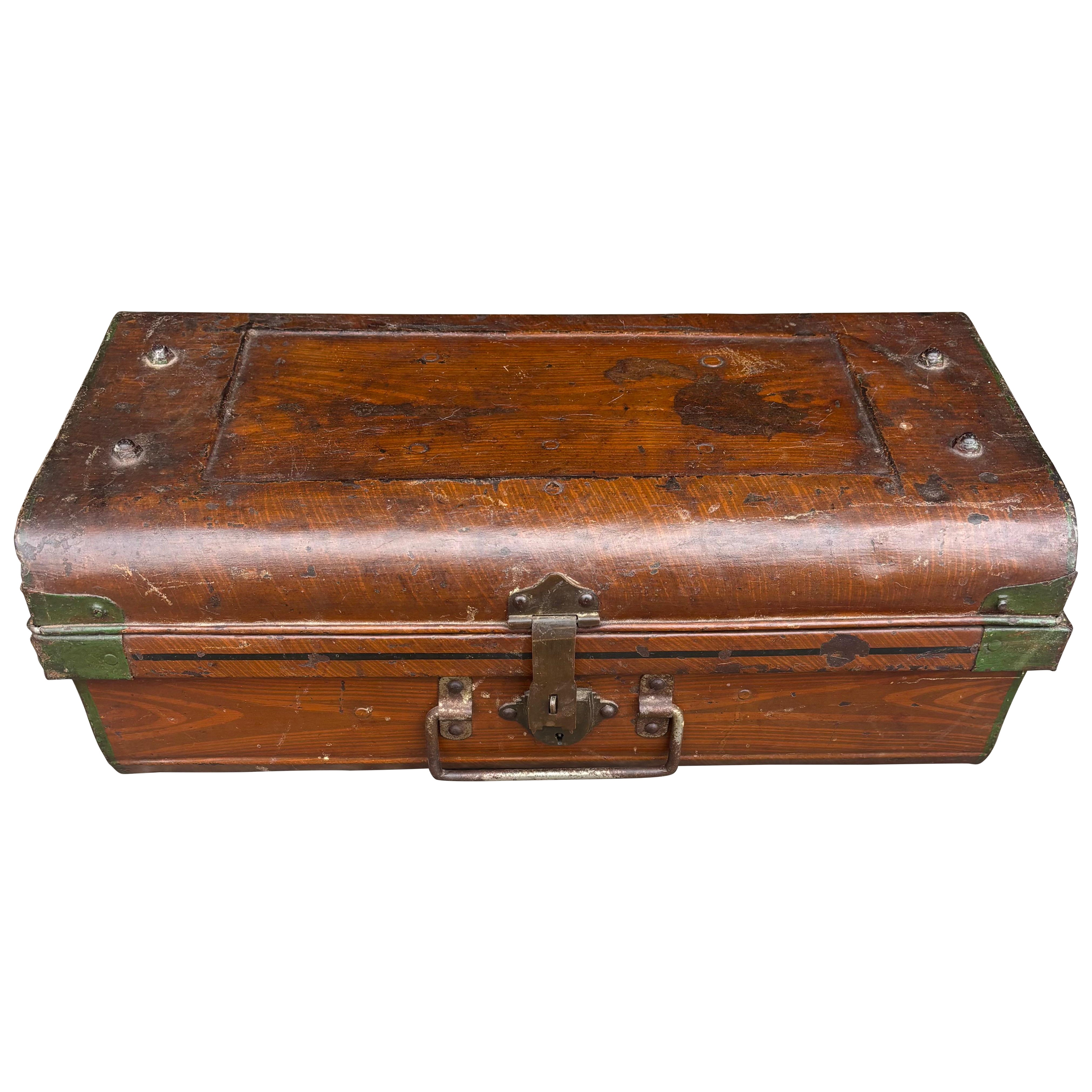 Antique British Colonial Faux Bois Steel Cabine Trunk, Inghilterra 1900s