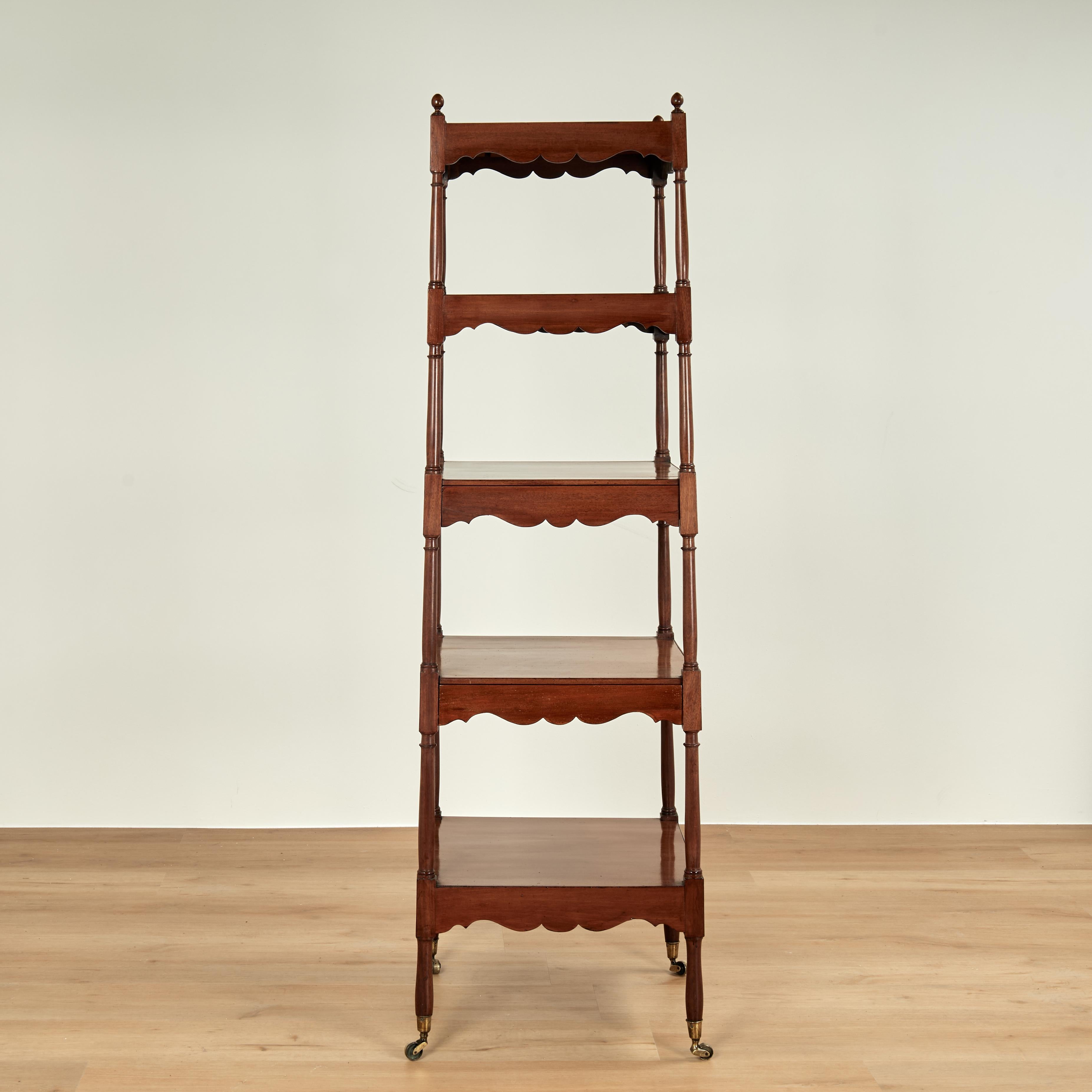 Impressionnante étagère anglaise du XIXe siècle fabriquée à la main en acajou avec des fleurons tournés classiques au sommet sur cinq niveaux avec des jupes festonnées, deux d'entre eux avec des tiroirs, maintenus par des supports tournés sur des