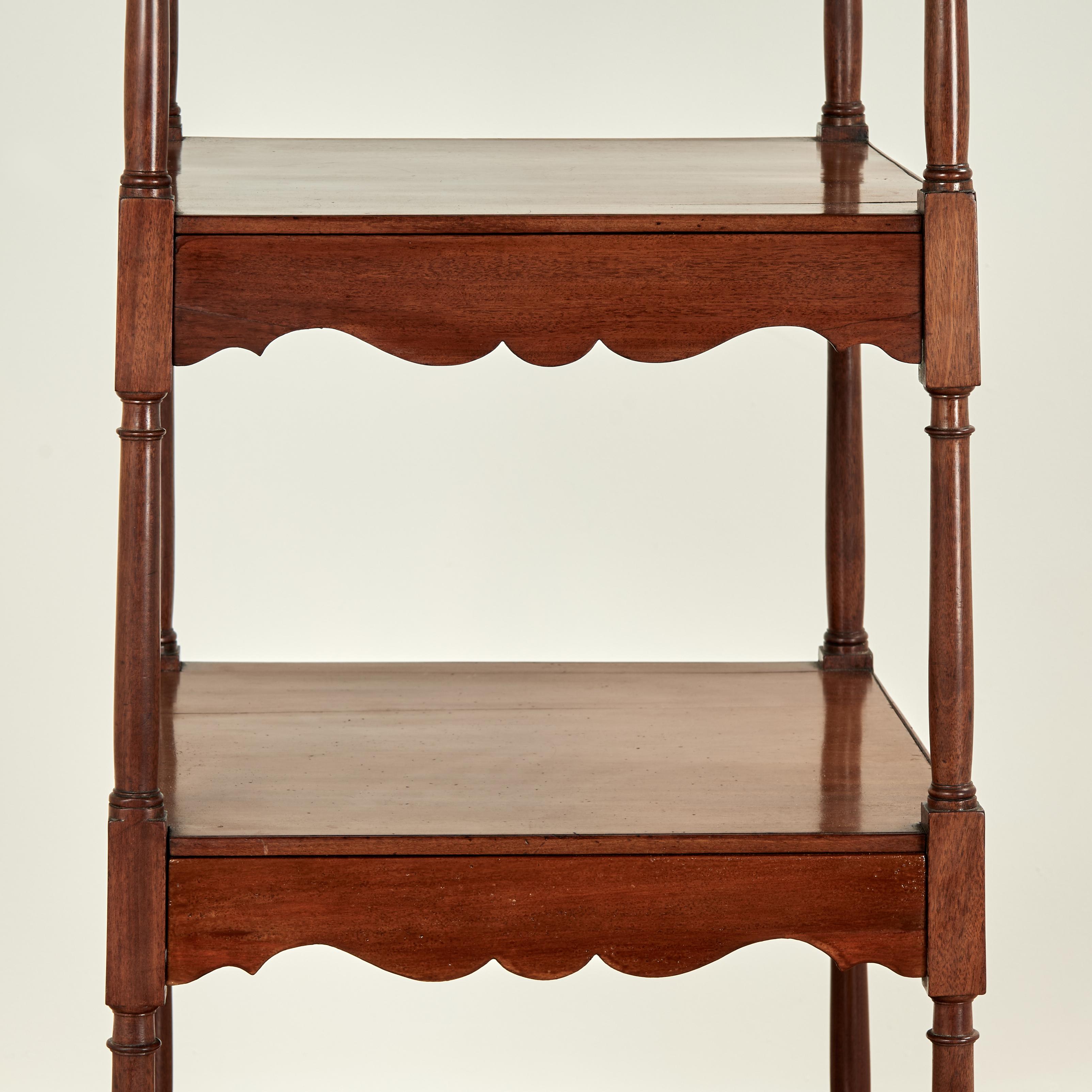 Fait main Etagère à cinq niveaux Antique British Colonial en vente