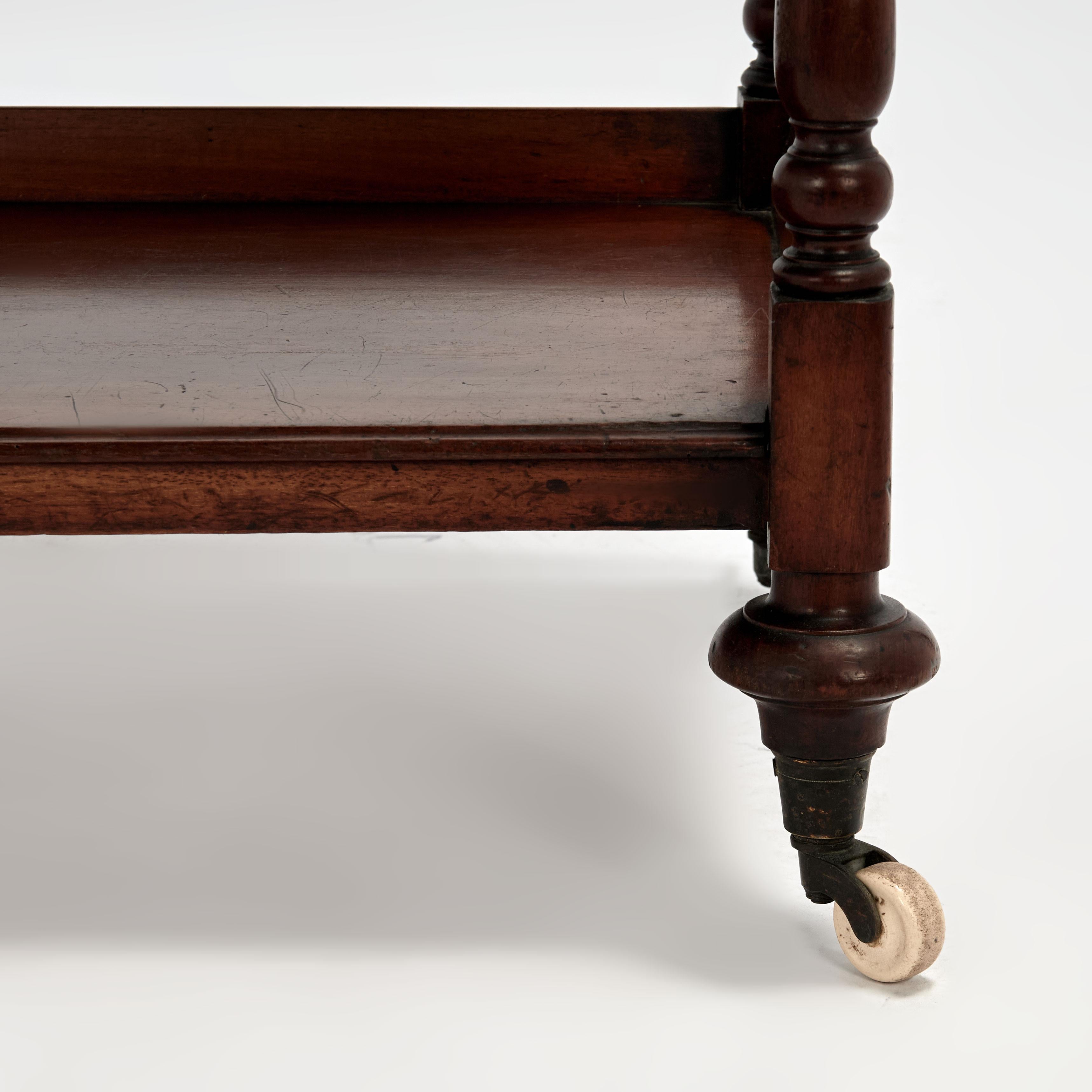 Etagère à quatre niveaux Antique British Colonial en vente 2