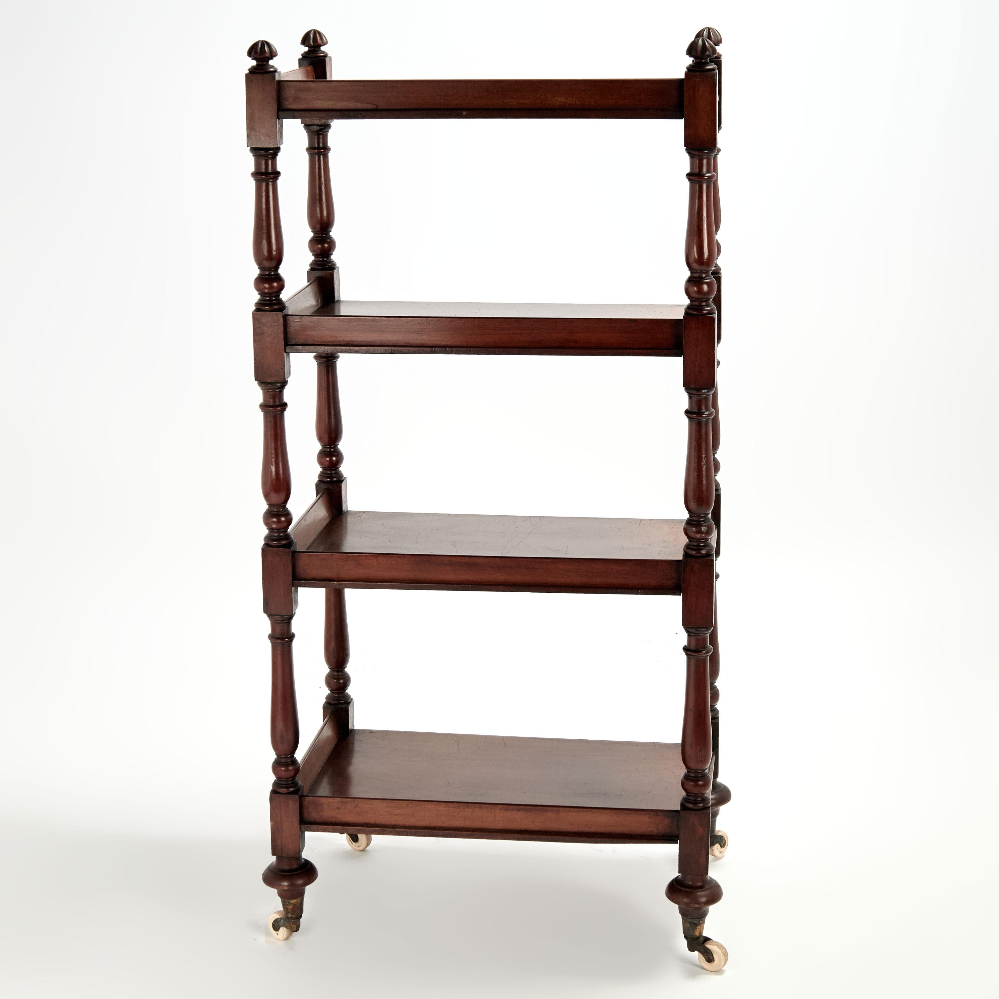 Fait main Etagère à quatre niveaux Antique British Colonial en vente