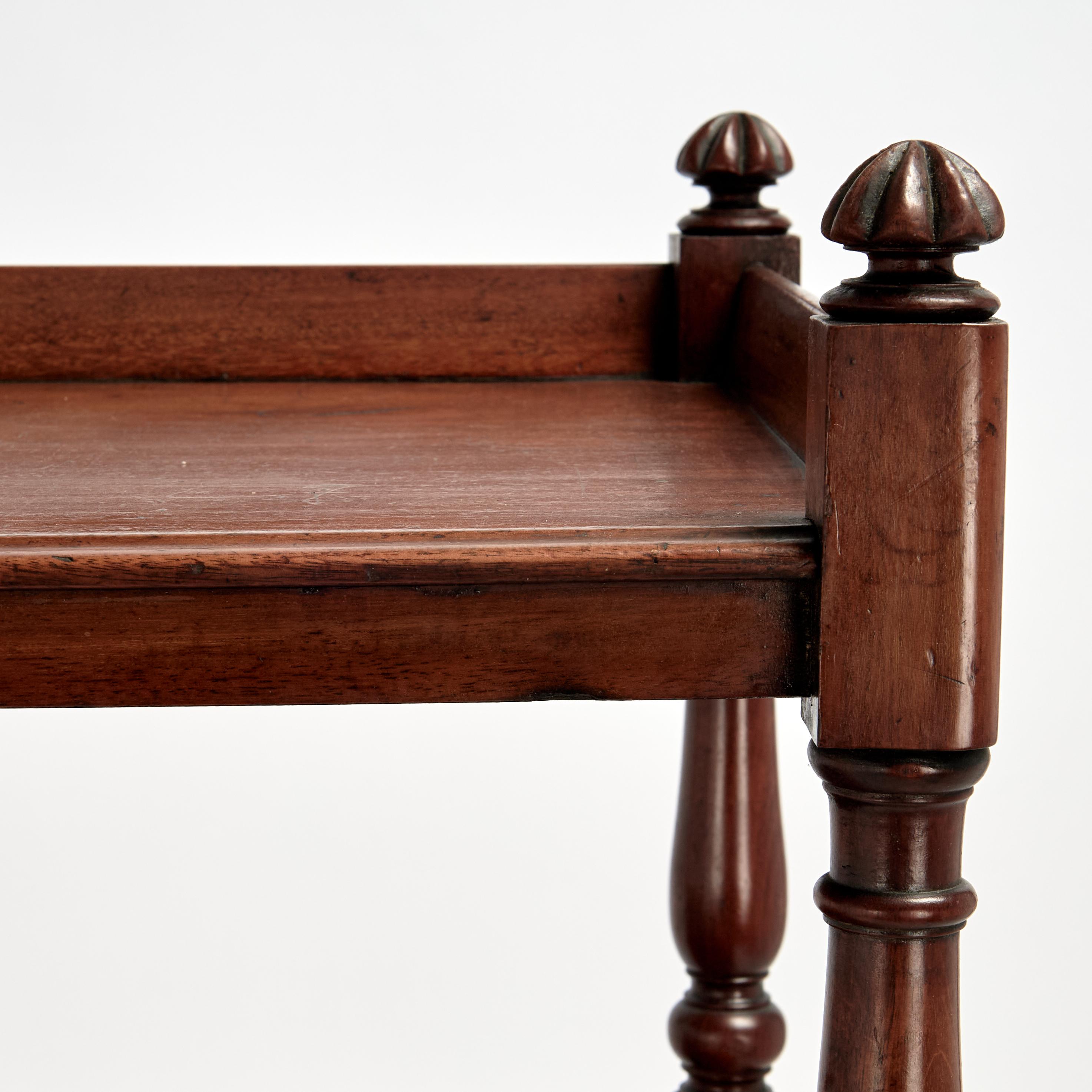 Etagère à quatre niveaux Antique British Colonial Bon état - En vente à Palm Beach, FL