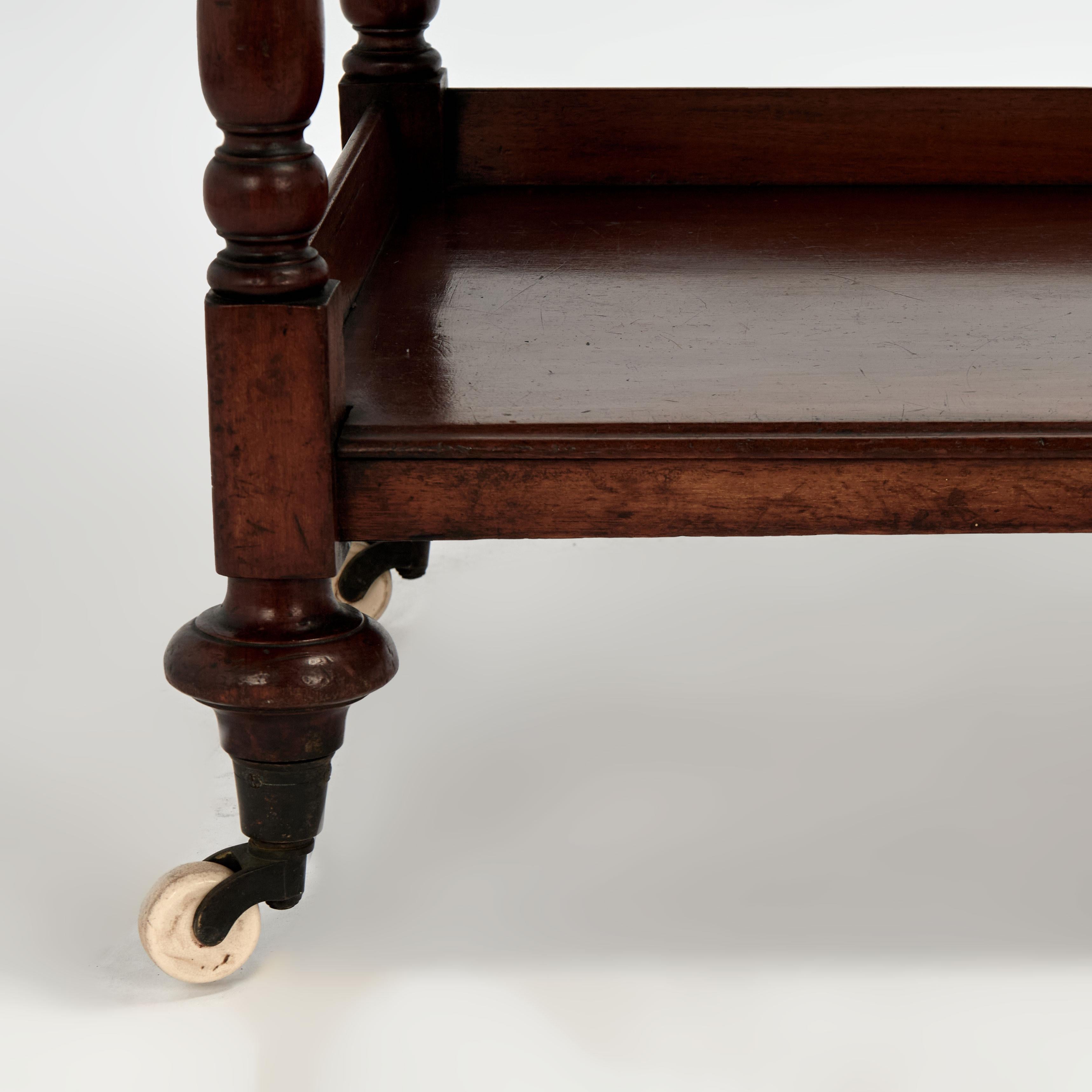 Etagère à quatre niveaux Antique British Colonial en vente 1