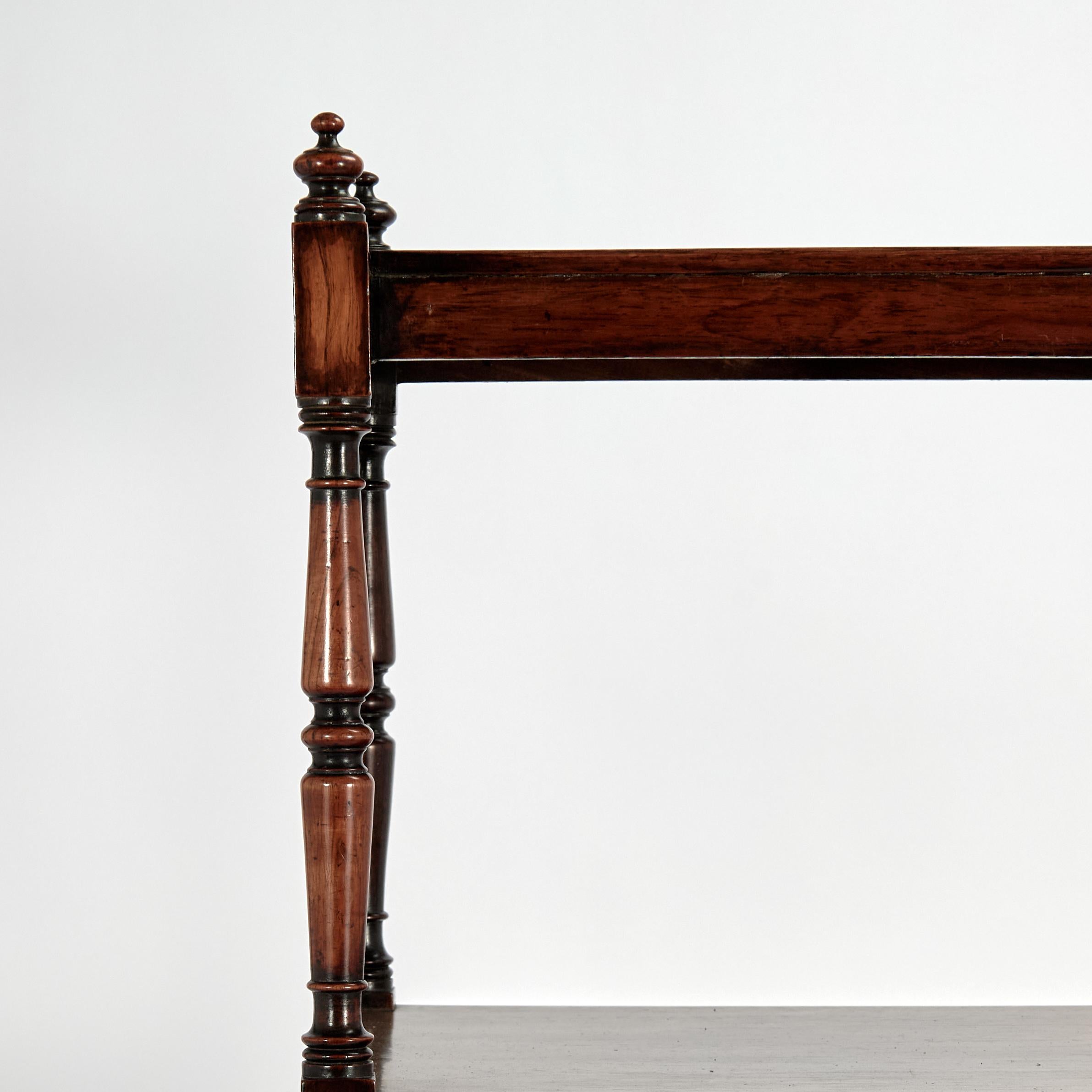 Fatto a mano Antique British Colonial, quattro piani di appoggio o di sostegno in vendita