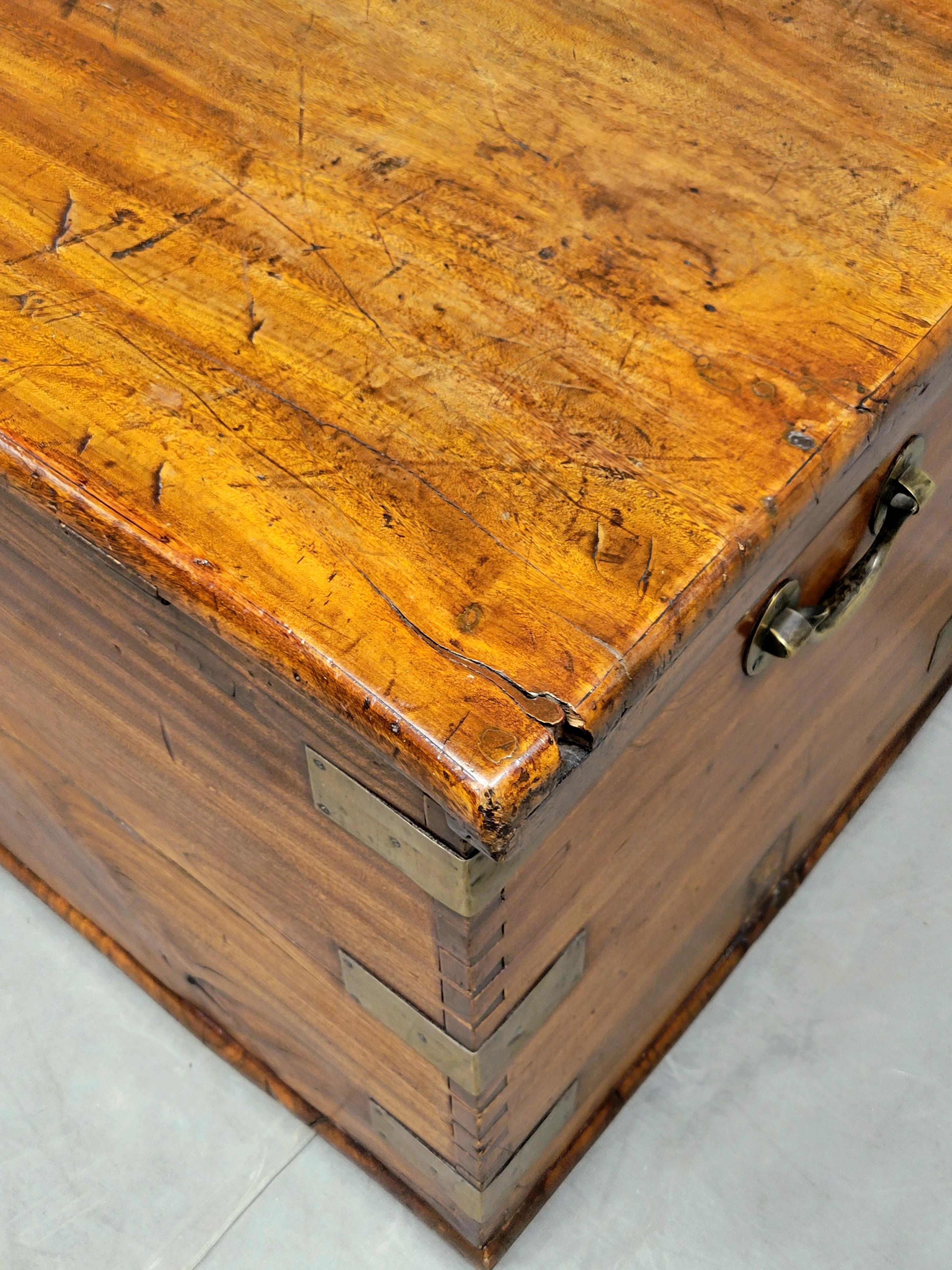 Antico baule da viaggio British Colonial in legno duro e ottone Monogramed in vendita 2