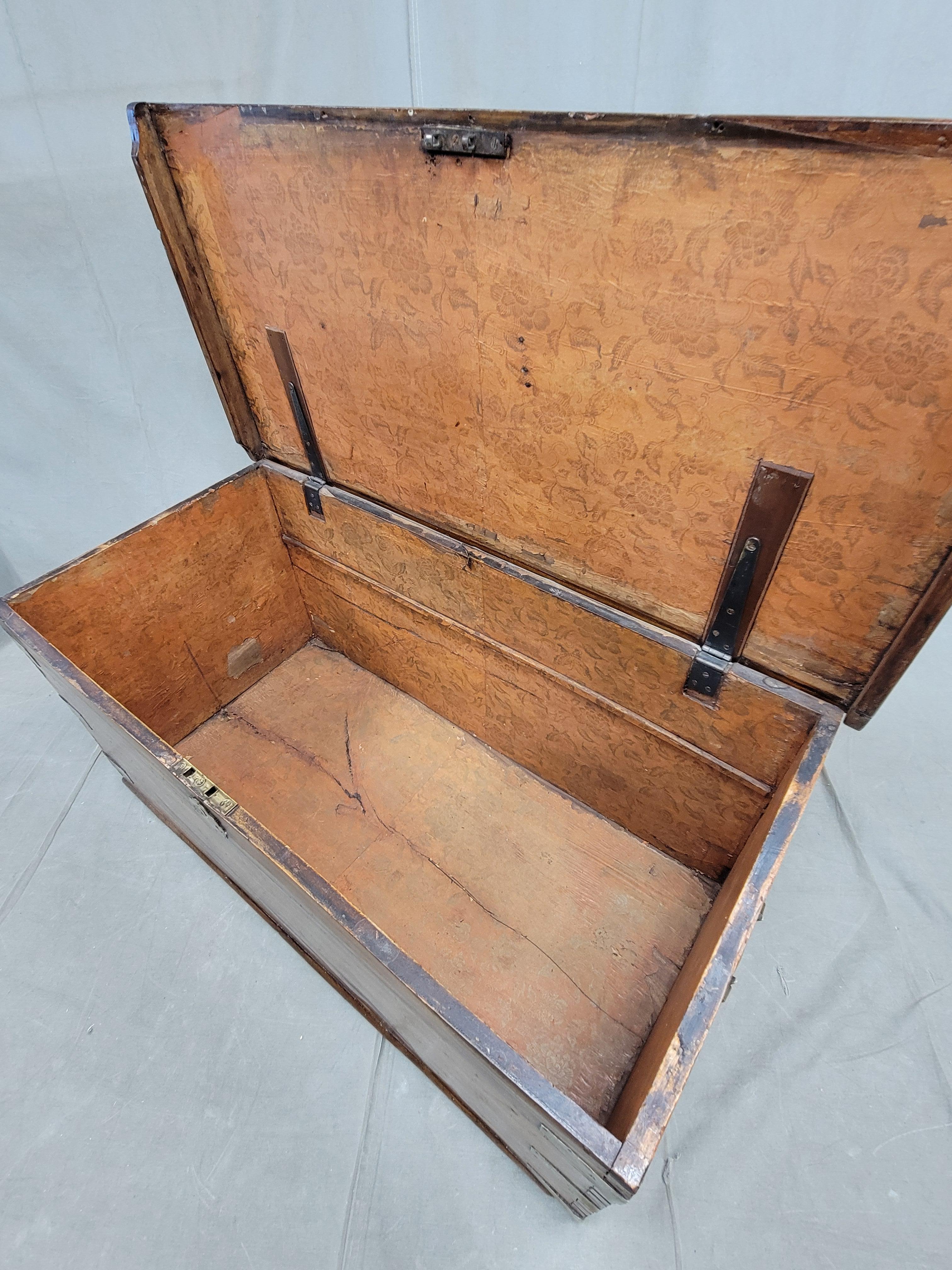 Antico baule da viaggio British Colonial in legno duro e ottone Monogramed in vendita 5