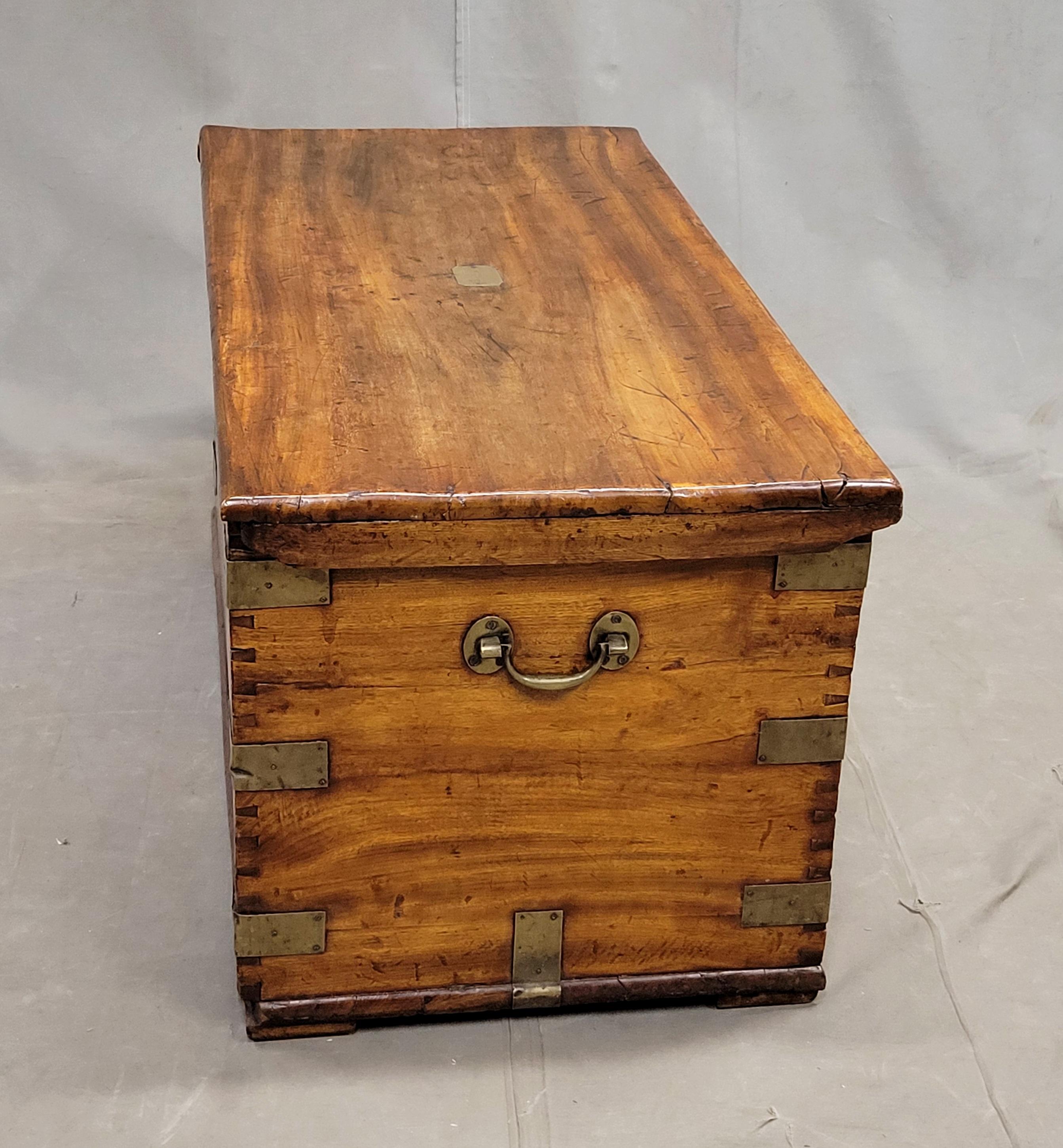 Antico baule da viaggio British Colonial in legno duro e ottone Monogramed in vendita 6
