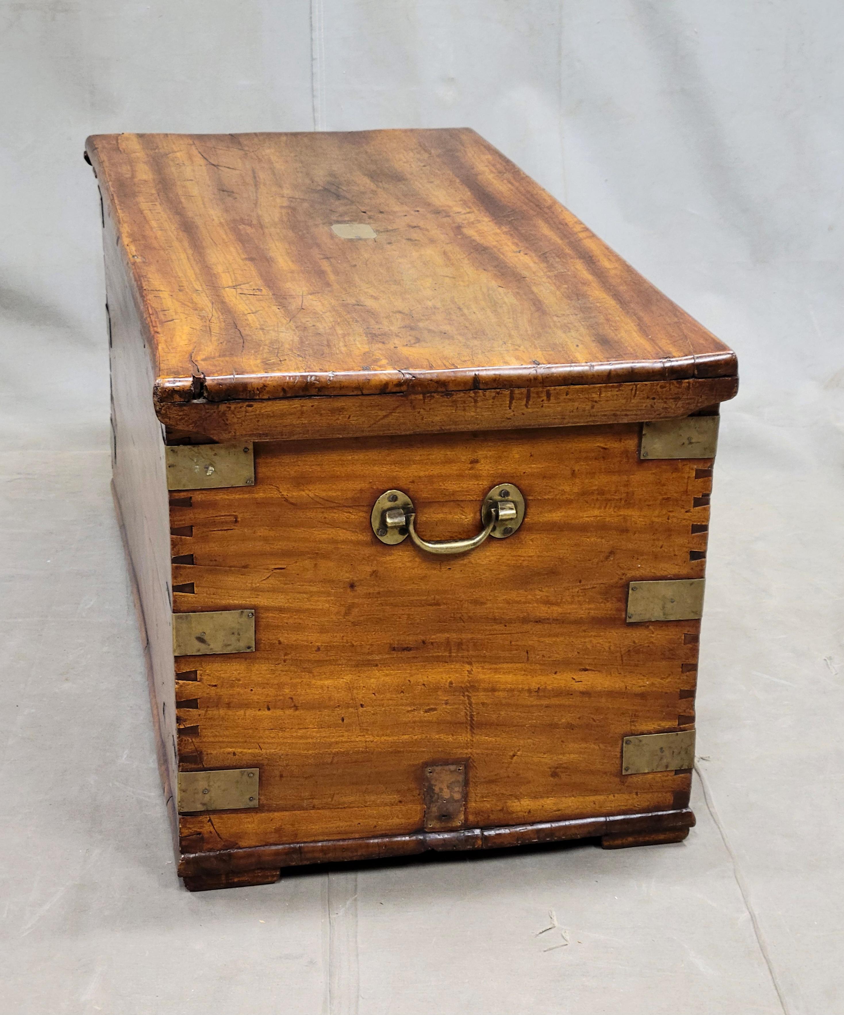 Antico baule da viaggio British Colonial in legno duro e ottone Monogramed in vendita 7