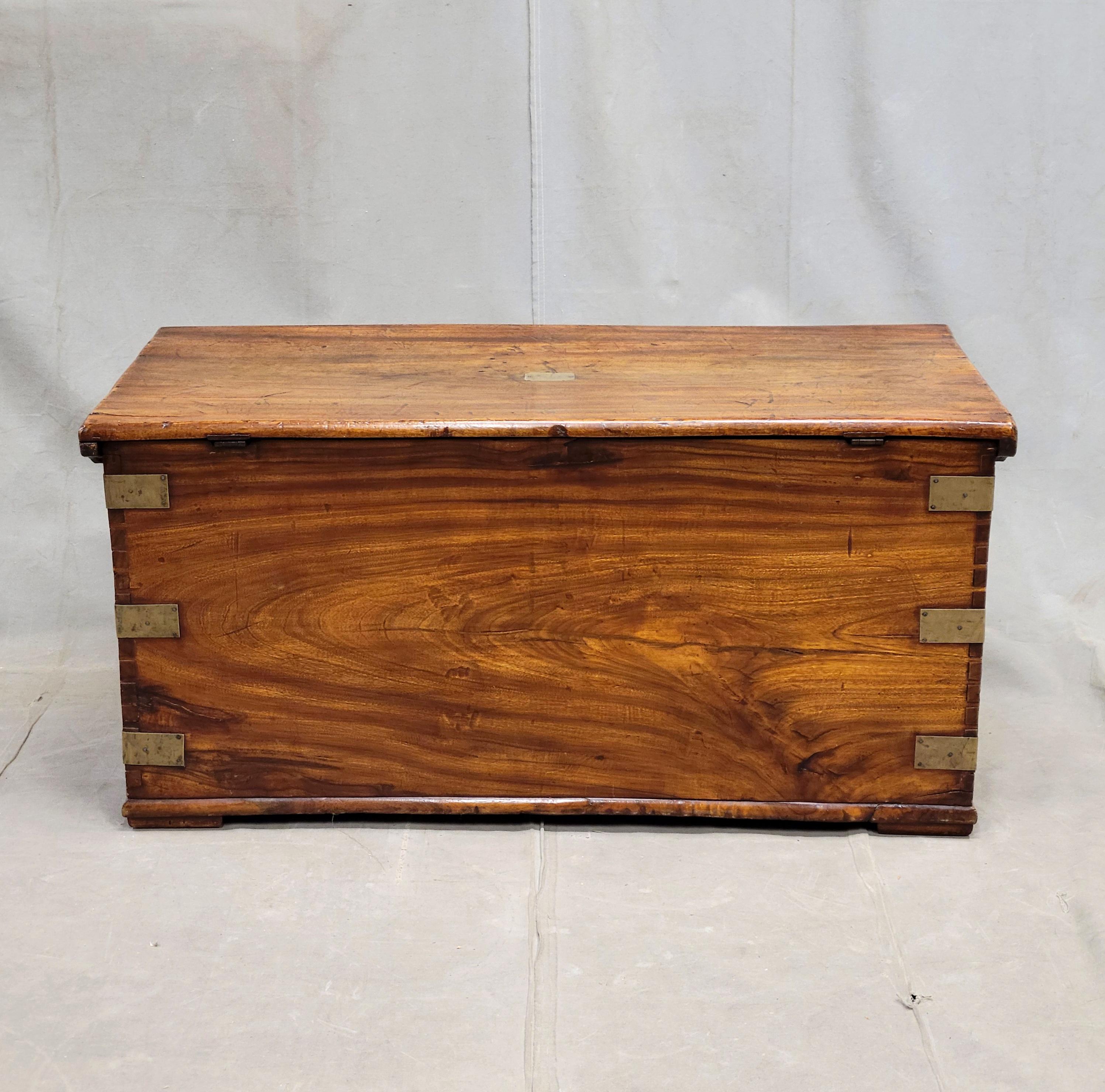 Antico baule da viaggio British Colonial in legno duro e ottone Monogramed in vendita 8