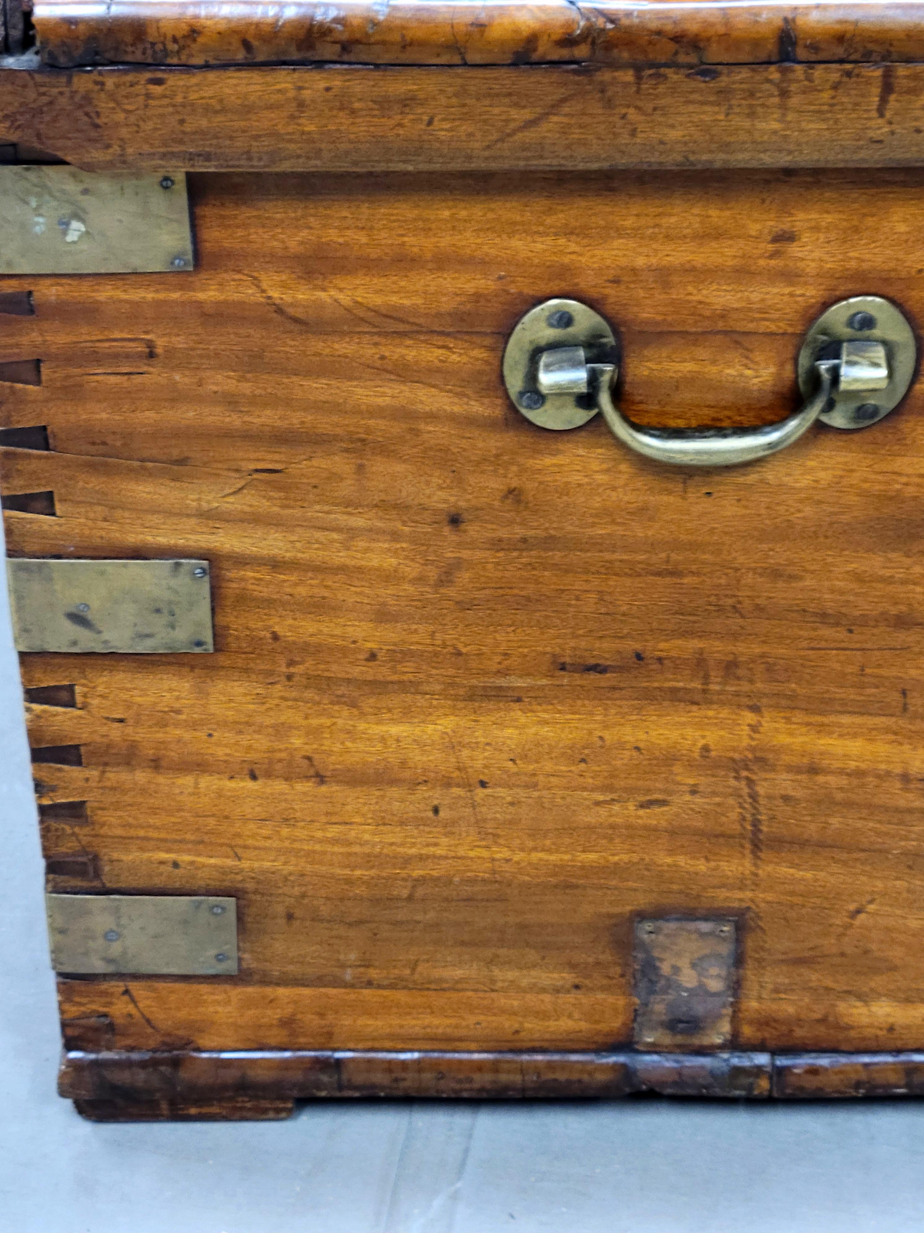 Antico baule da viaggio British Colonial in legno duro e ottone Monogramed in vendita 10