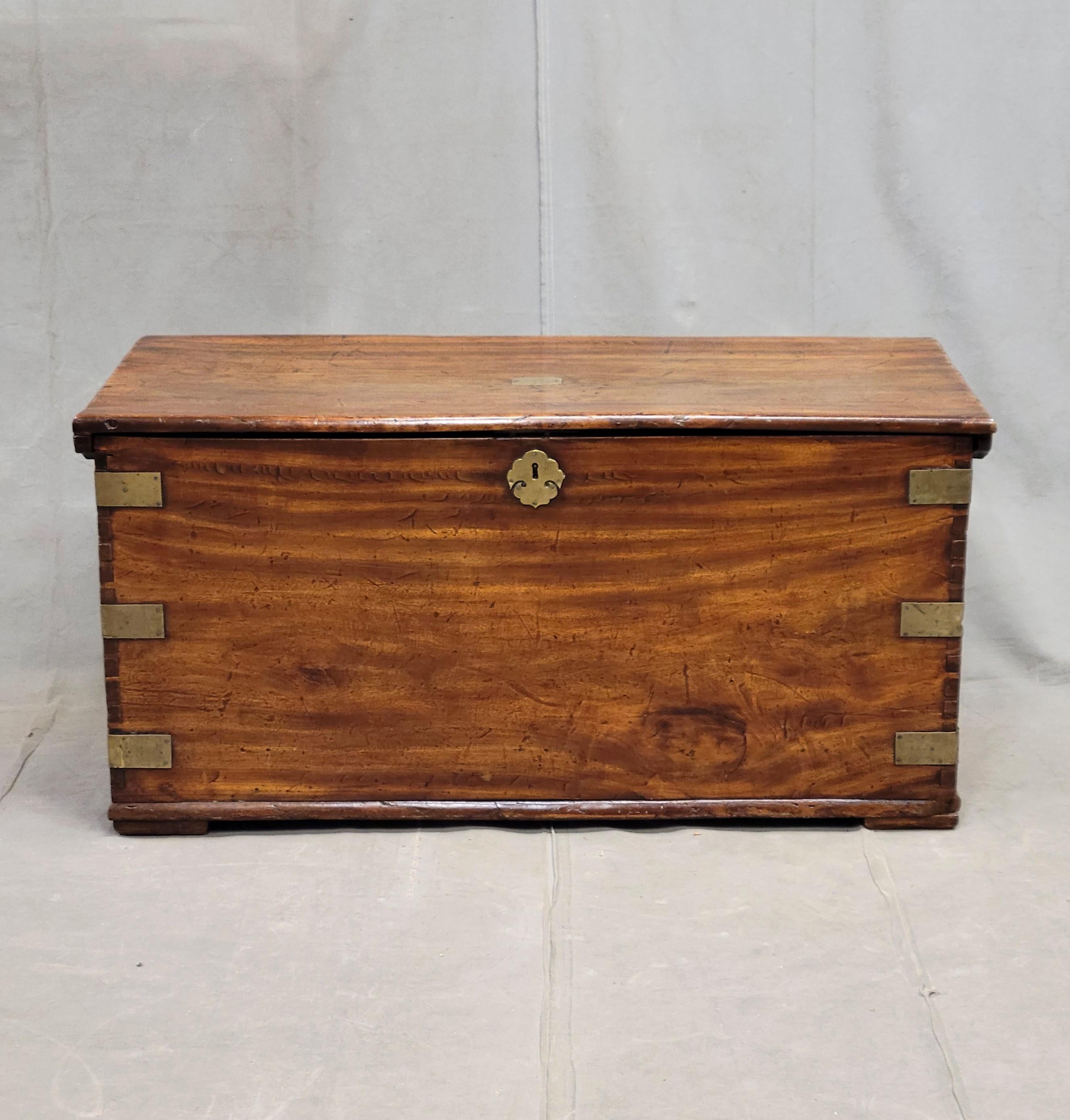 Un bellissimo e unico baule da viaggio da donna British Colonial della fine del 1800 o dell'inizio del 1900. Realizzato a mano con un legno duro asiatico proveniente dalle colonie britanniche in Cina o in India. Ciò che rende questo baule così unico