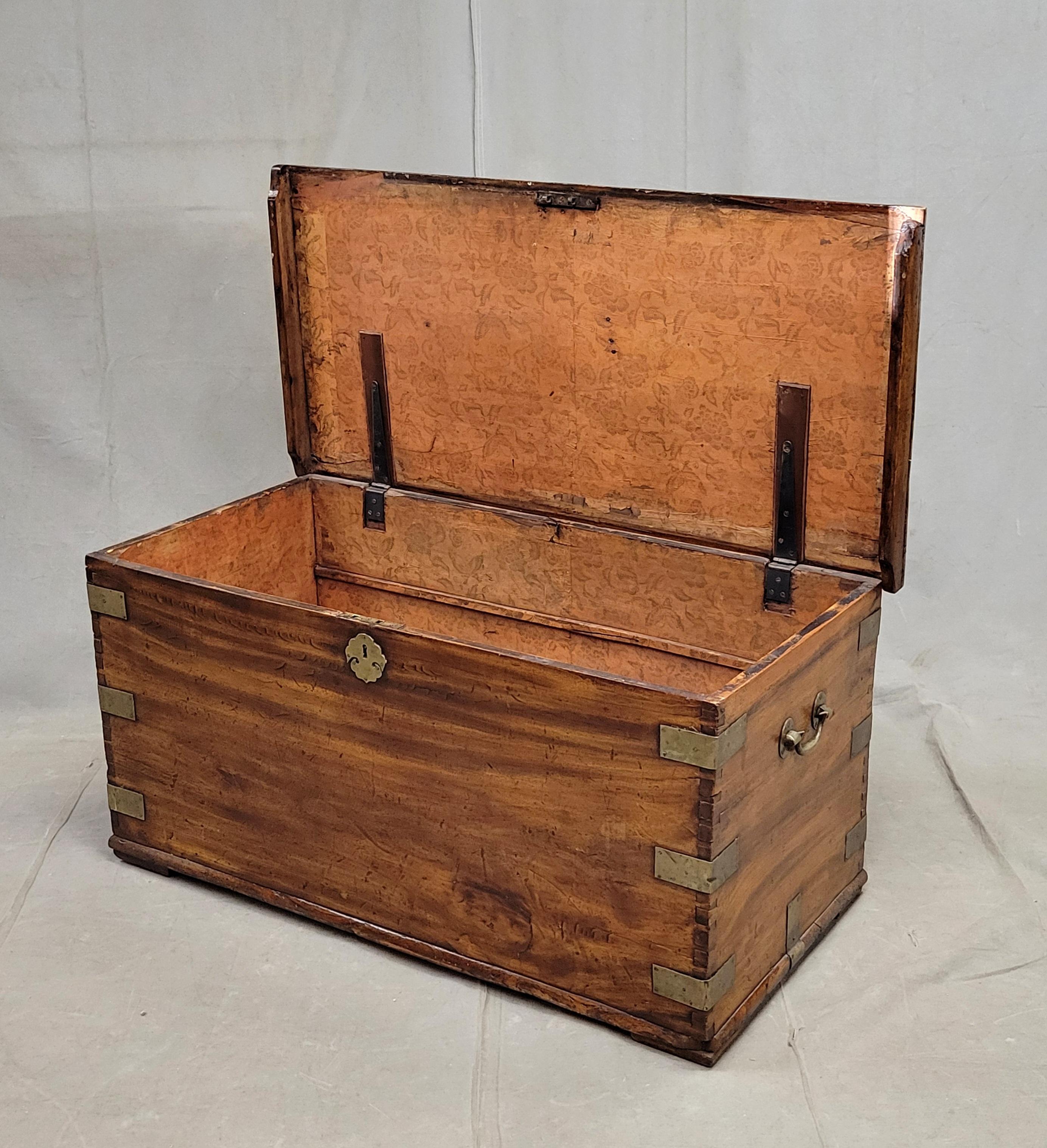 Coloniale britannico Antico baule da viaggio British Colonial in legno duro e ottone Monogramed in vendita