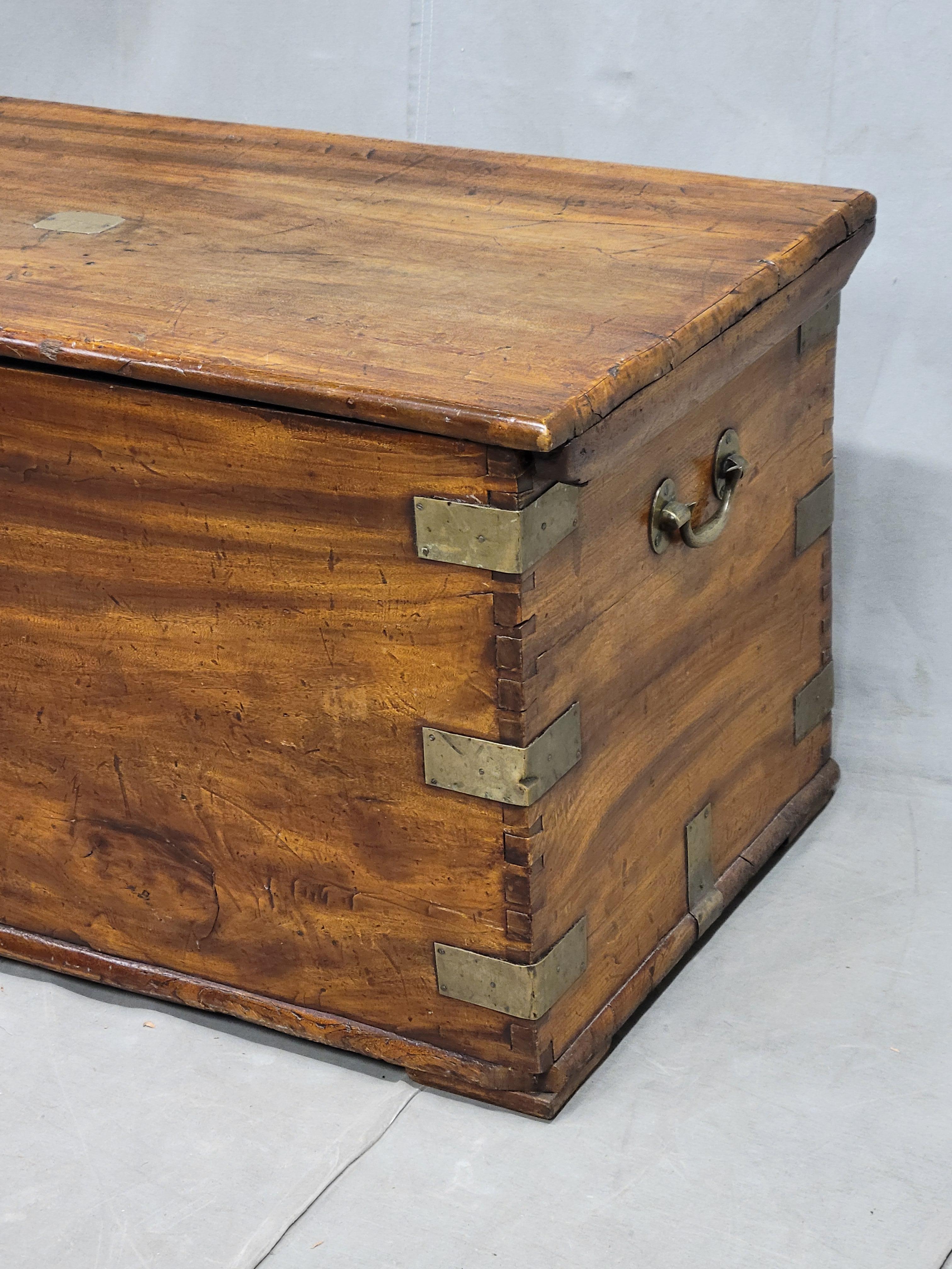 Indiano Antico baule da viaggio British Colonial in legno duro e ottone Monogramed in vendita