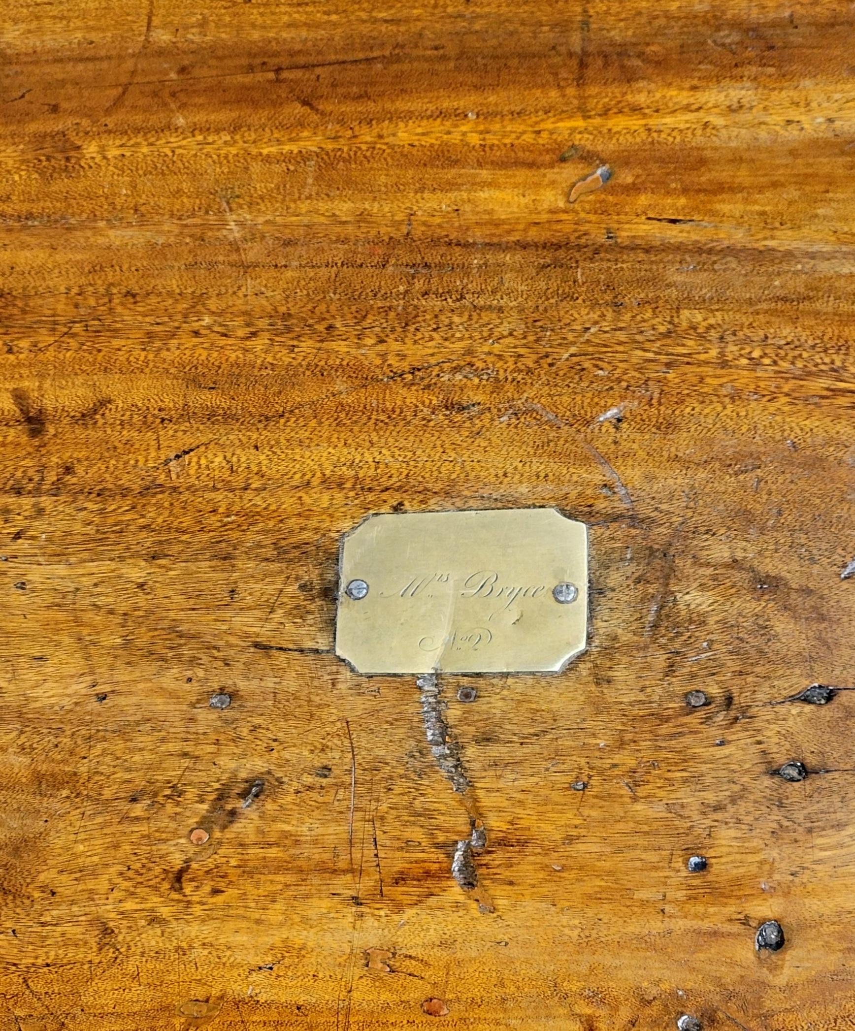 Fatto a mano Antico baule da viaggio British Colonial in legno duro e ottone Monogramed in vendita