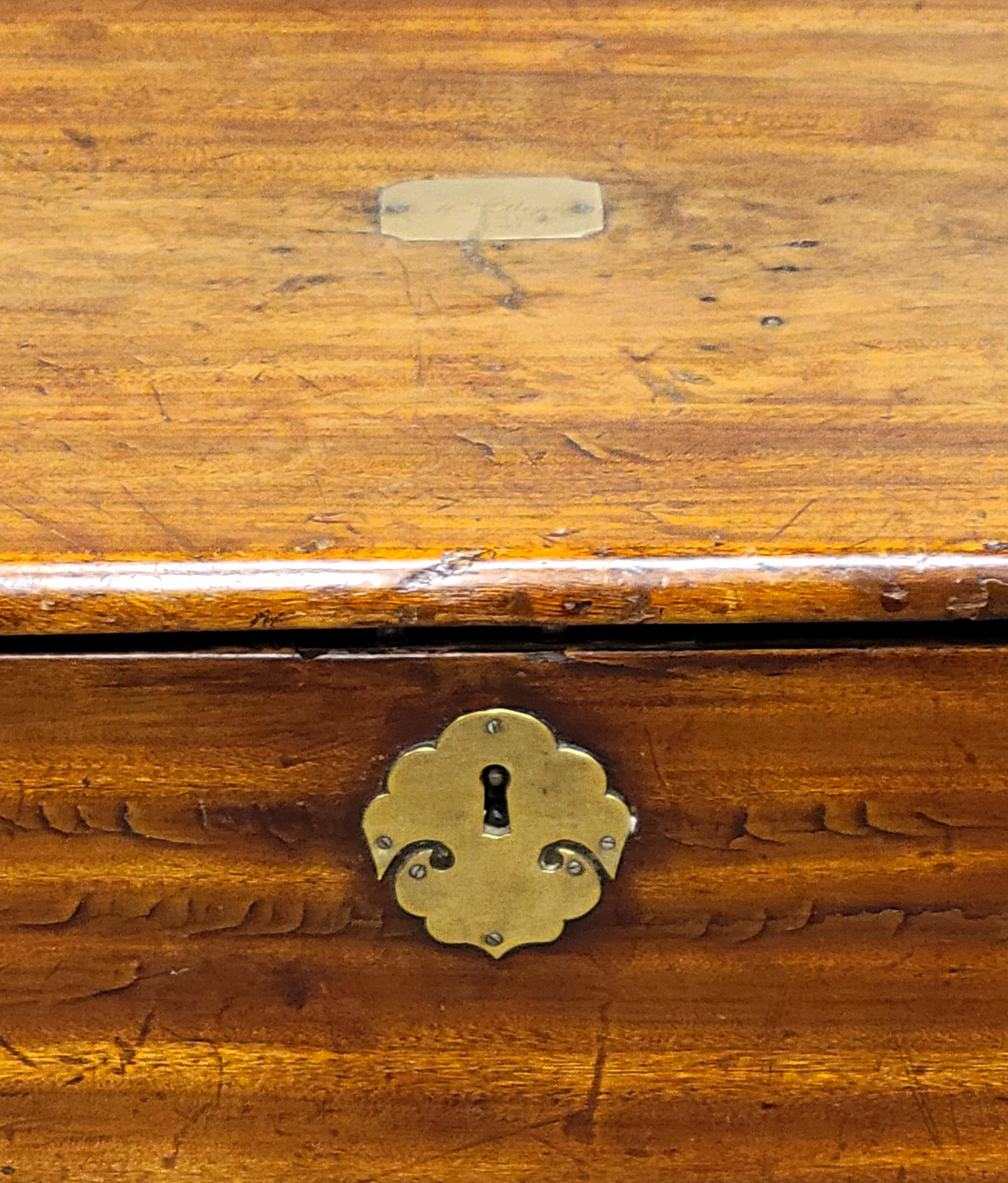 Antico baule da viaggio British Colonial in legno duro e ottone Monogramed In condizioni buone in vendita a Centennial, CO