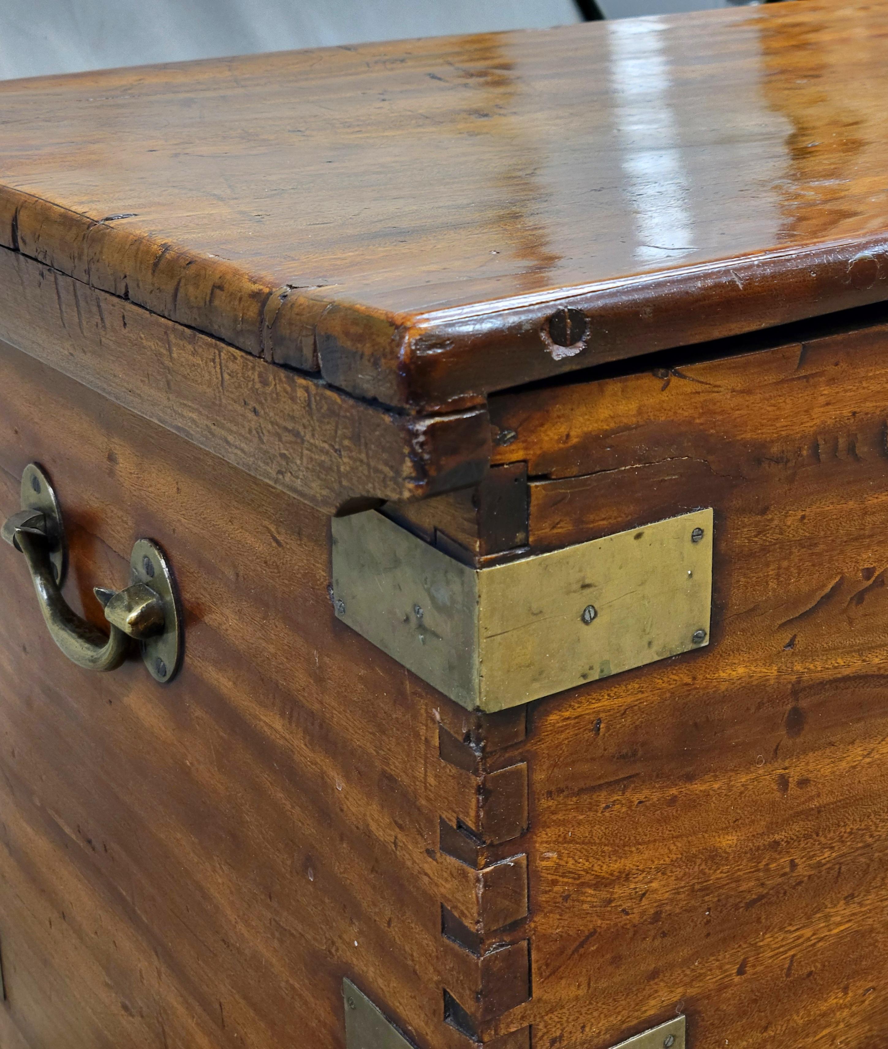 XX secolo Antico baule da viaggio British Colonial in legno duro e ottone Monogramed in vendita