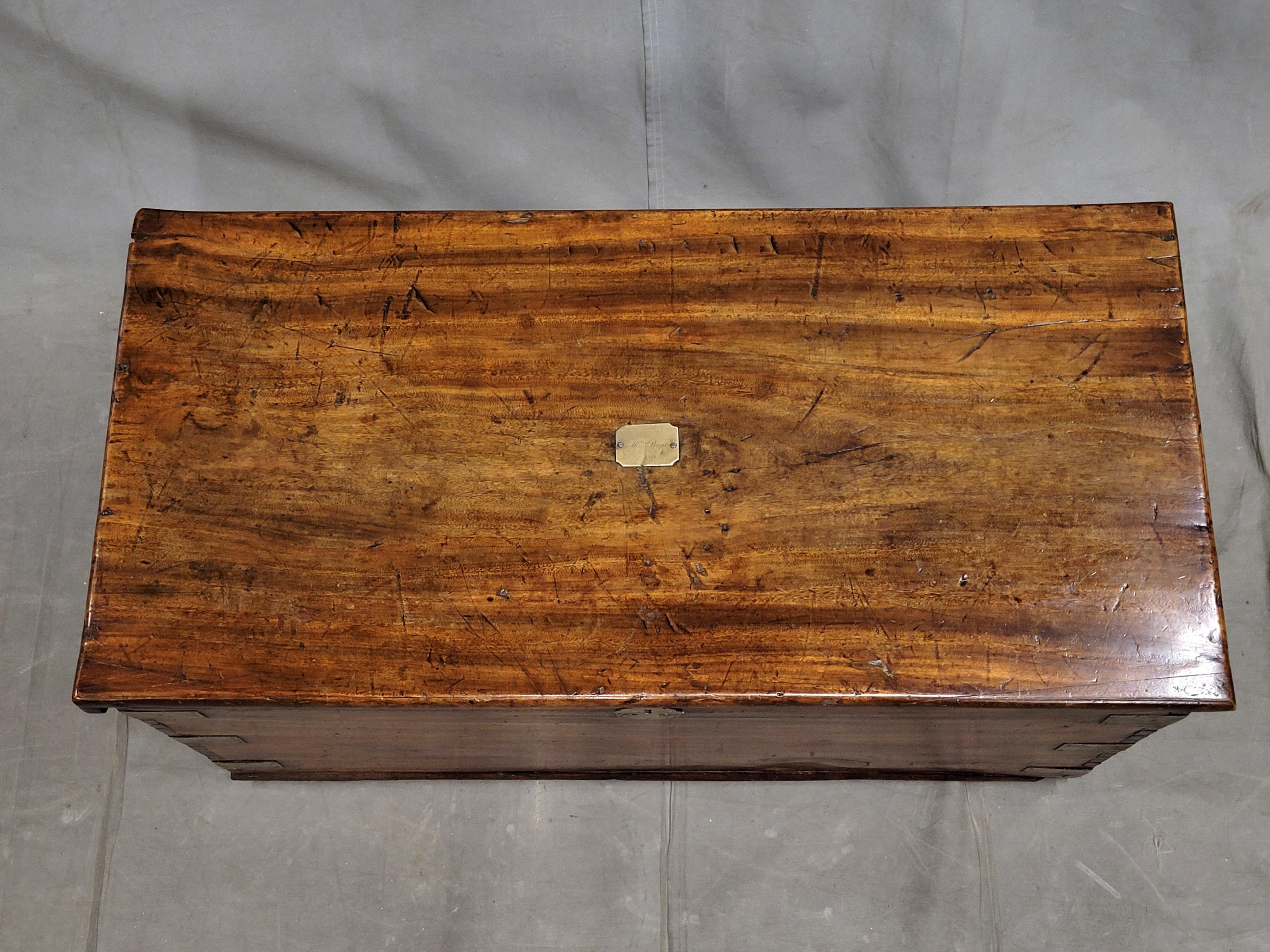 Ottone Antico baule da viaggio British Colonial in legno duro e ottone Monogramed in vendita