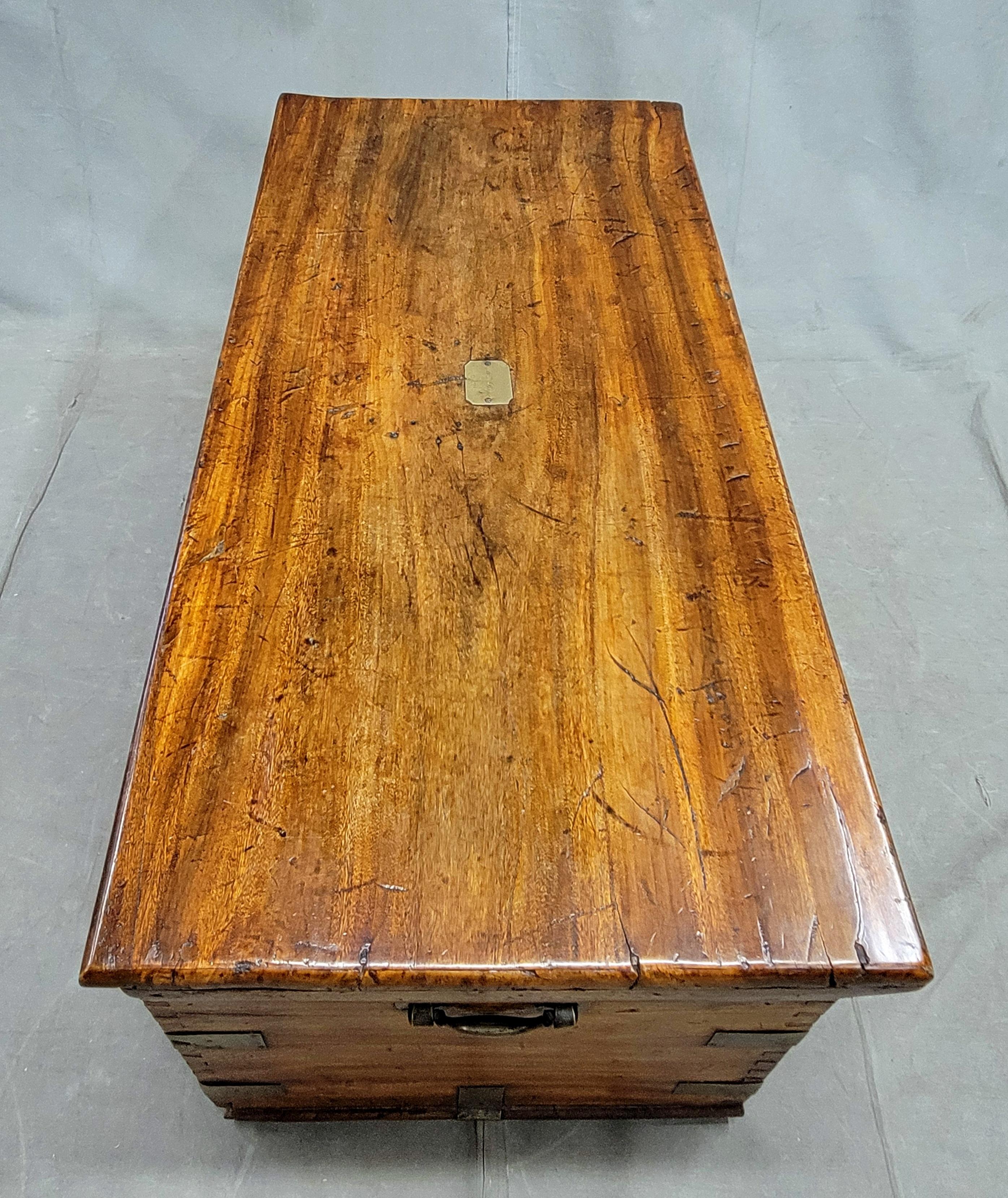 Antico baule da viaggio British Colonial in legno duro e ottone Monogramed in vendita 1