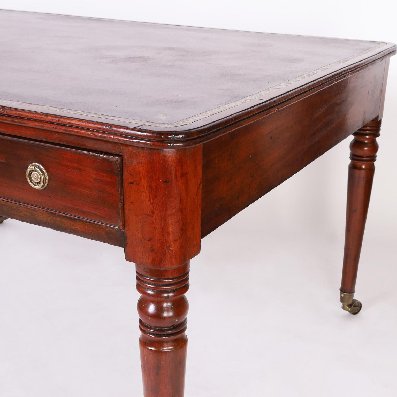 Antique British Colonial Escritorio de cuero para socios en Bueno estado para la venta en Palm Beach, FL