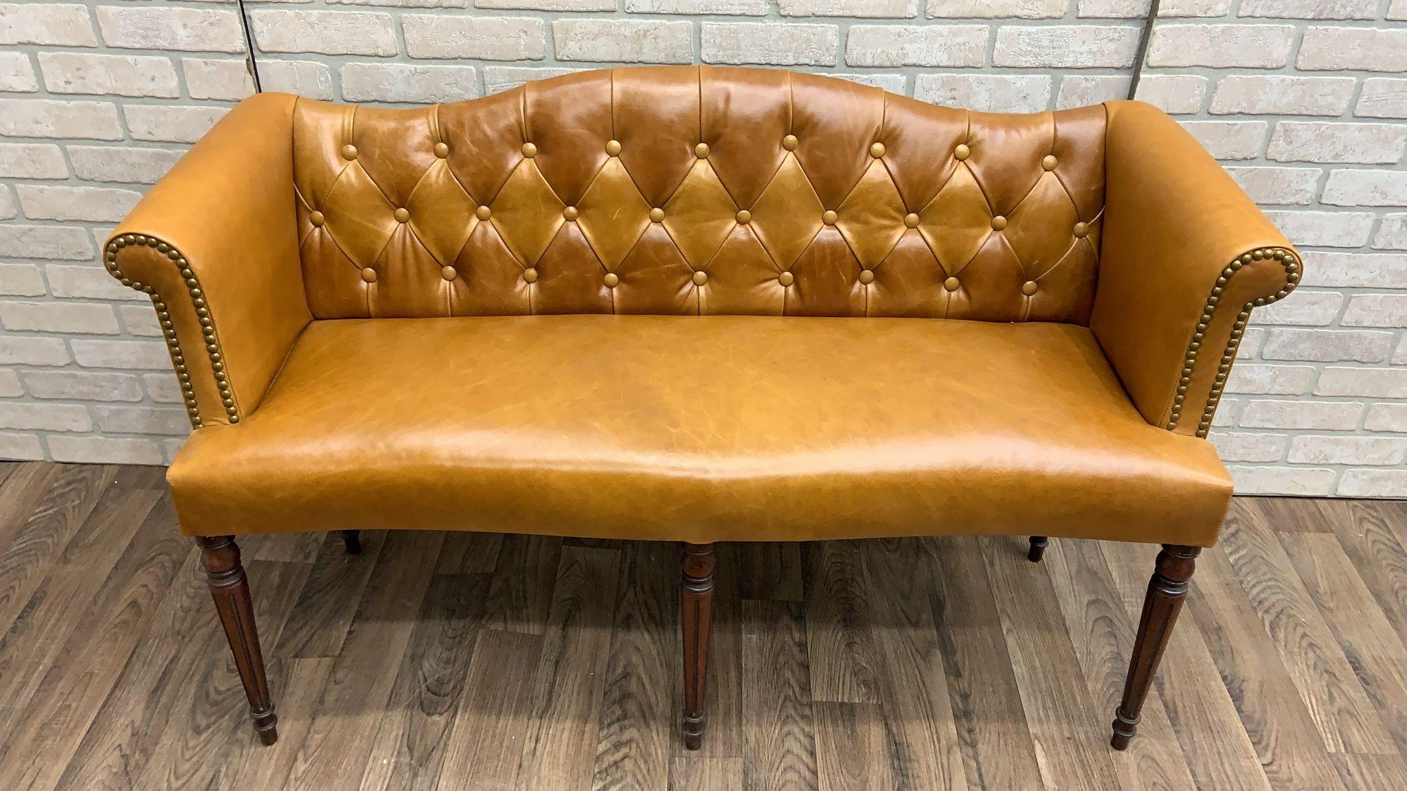 20ième siècle Antiquities British Colonial Settee Newly Upholstered in Cognac Leather (Canapé antique British Colonial nouvellement tapissé en cuir cognac) en vente