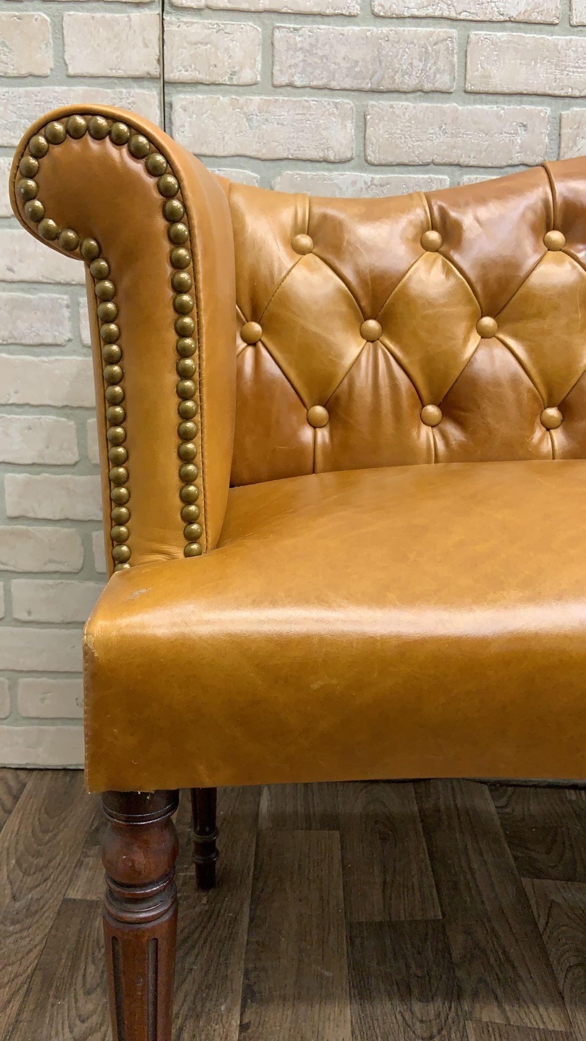 Cuir Antiquities British Colonial Settee Newly Upholstered in Cognac Leather (Canapé antique British Colonial nouvellement tapissé en cuir cognac) en vente