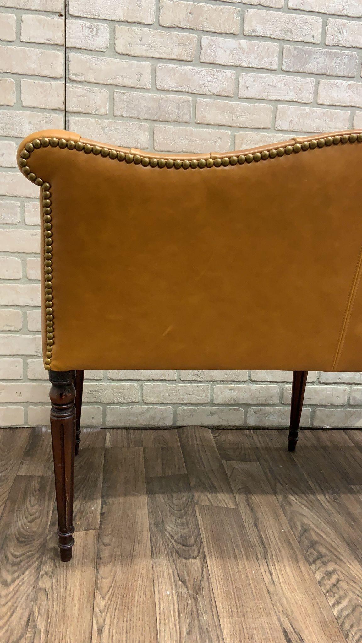 Antiquities British Colonial Settee Newly Upholstered in Cognac Leather (Canapé antique British Colonial nouvellement tapissé en cuir cognac) en vente 1