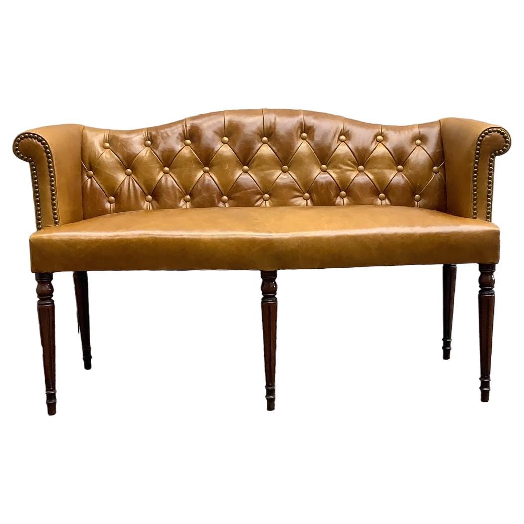 Antiquities British Colonial Settee Newly Upholstered in Cognac Leather (Canapé antique British Colonial nouvellement tapissé en cuir cognac)