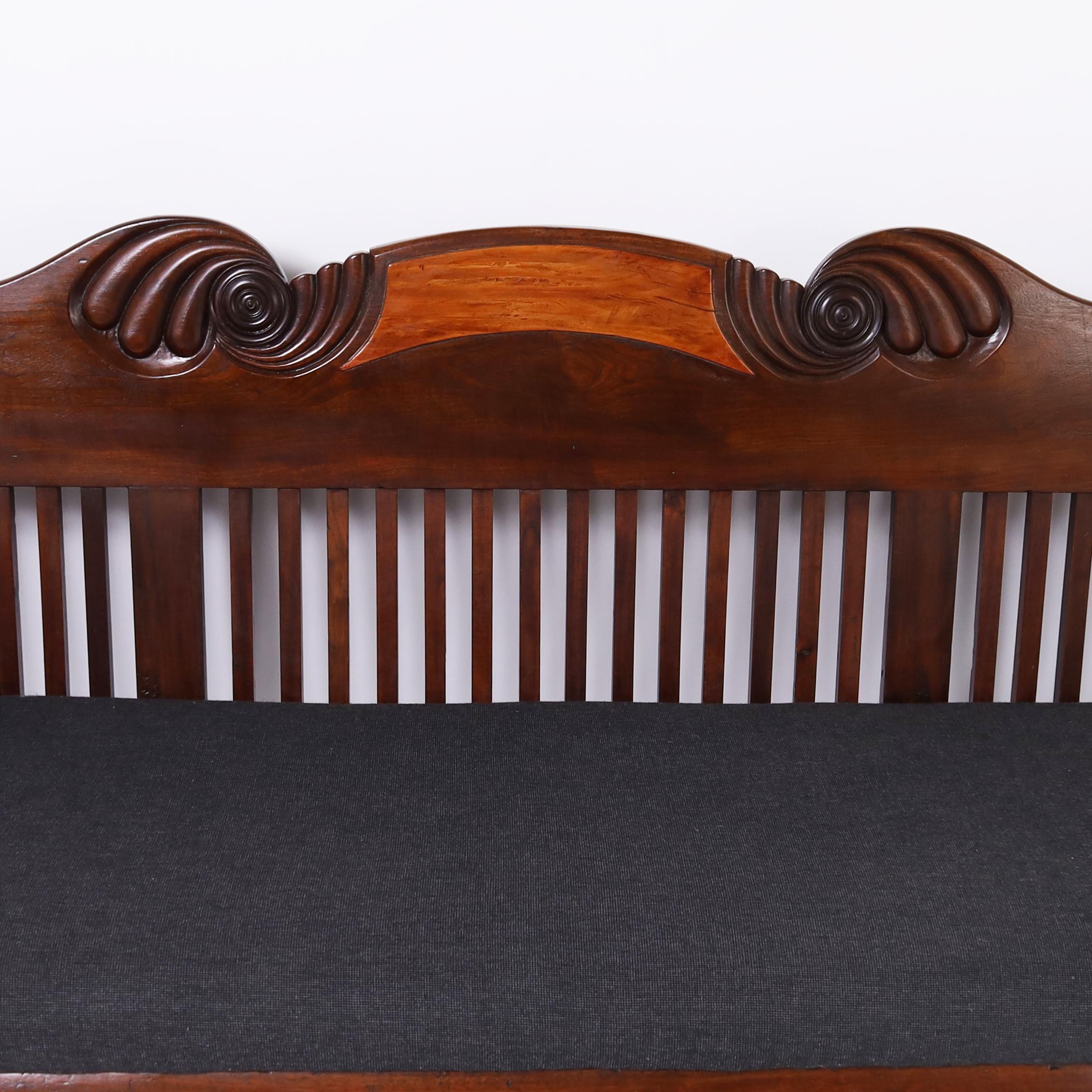 Intagliato a mano Antique British Colonial Settee o divano in vendita