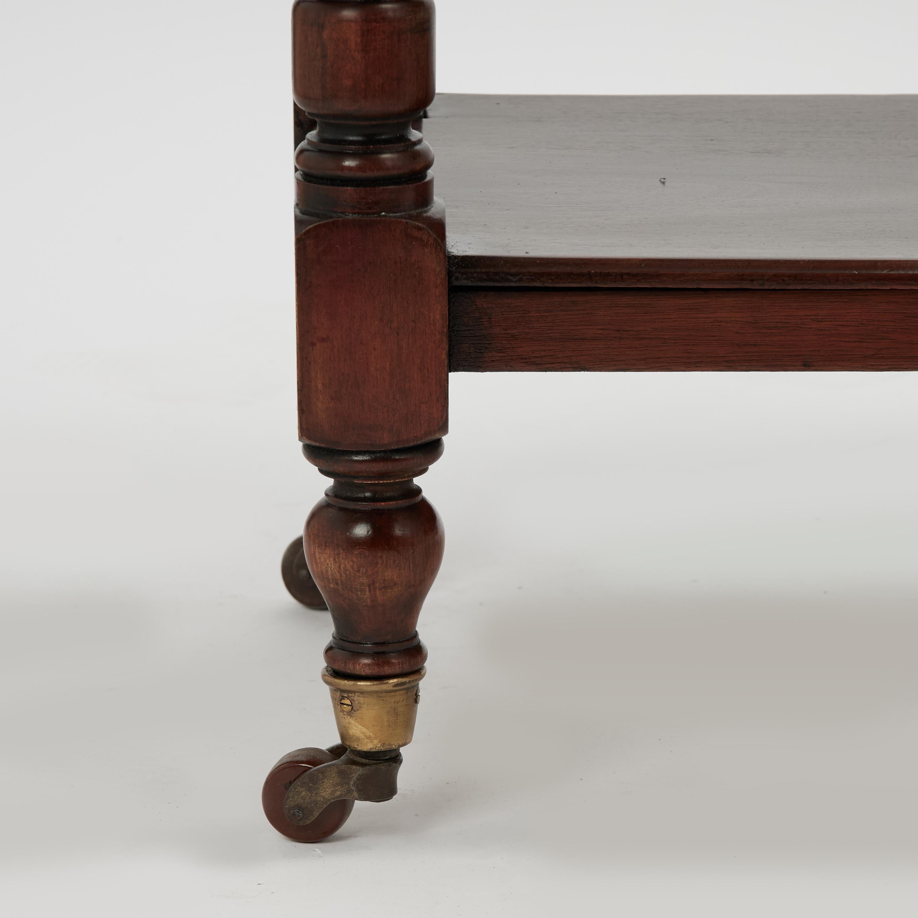 Antique British Colonial a tre piani o Etagere in vendita 2