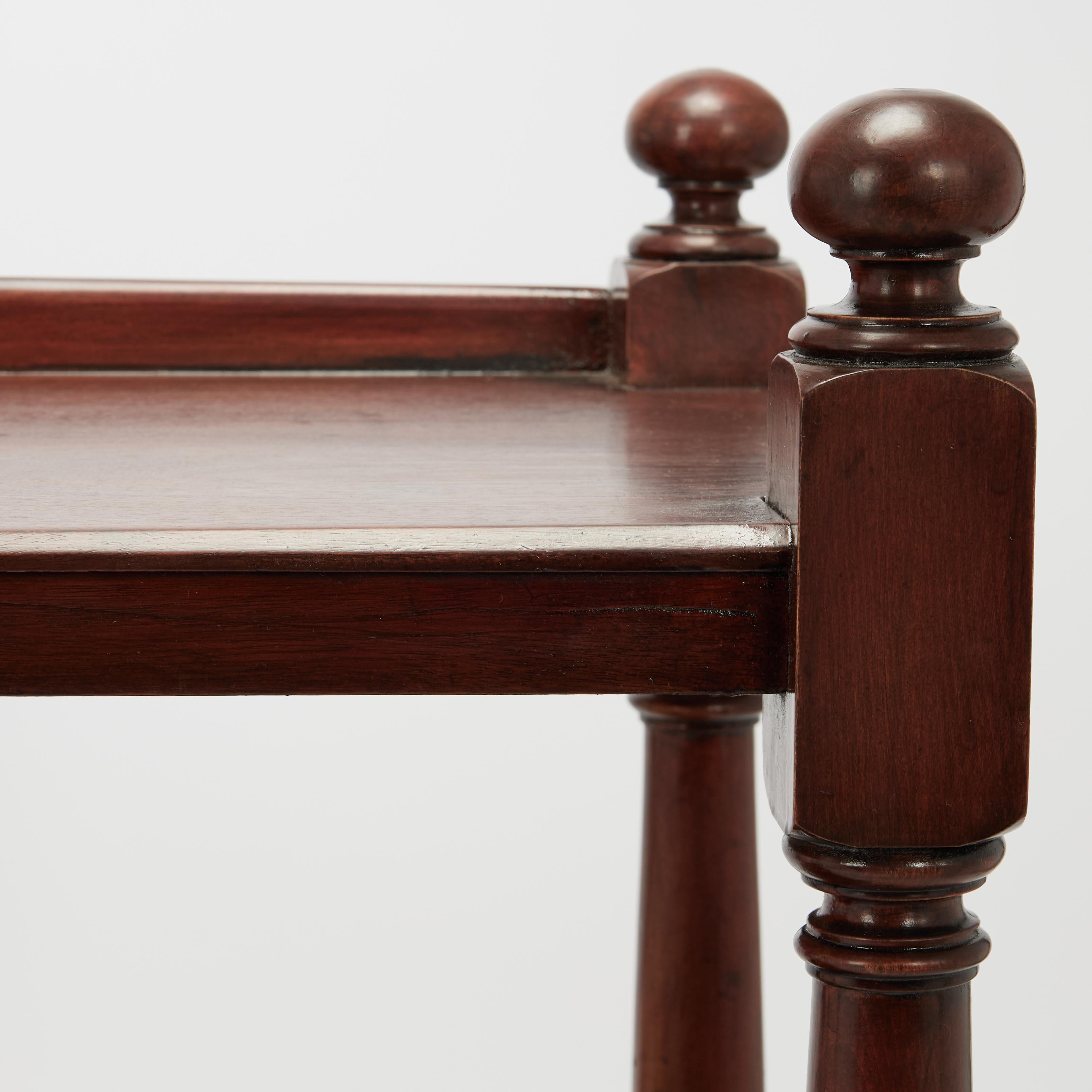 Inglese Antique British Colonial a tre piani o Etagere in vendita