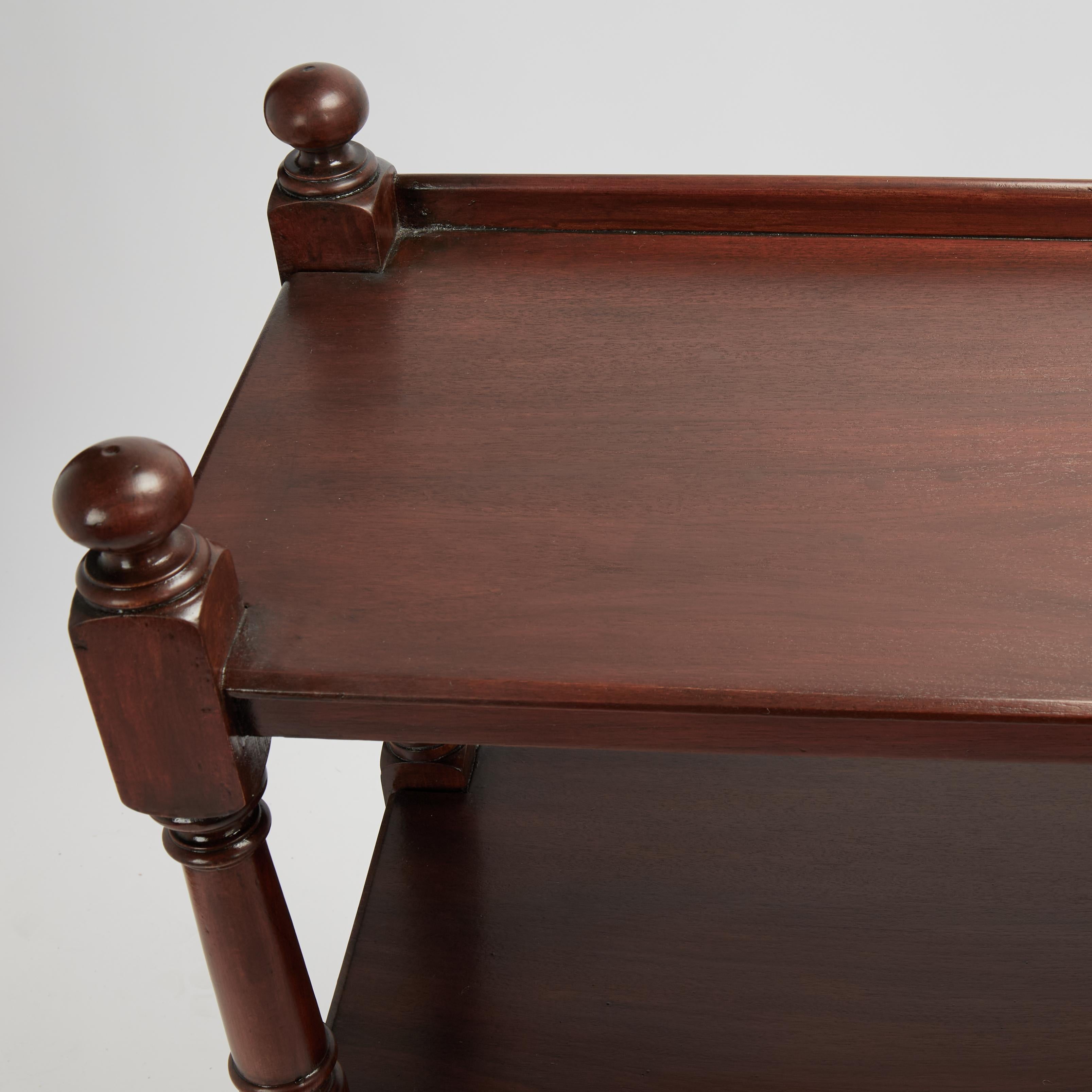 Fatto a mano Antique British Colonial a tre piani o Etagere in vendita