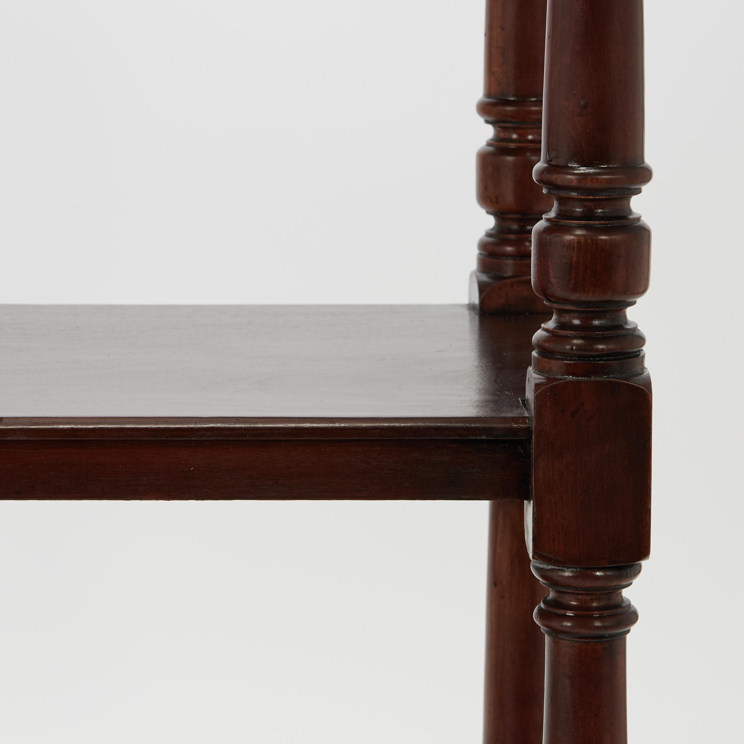 XIX secolo Antique British Colonial a tre piani o Etagere in vendita