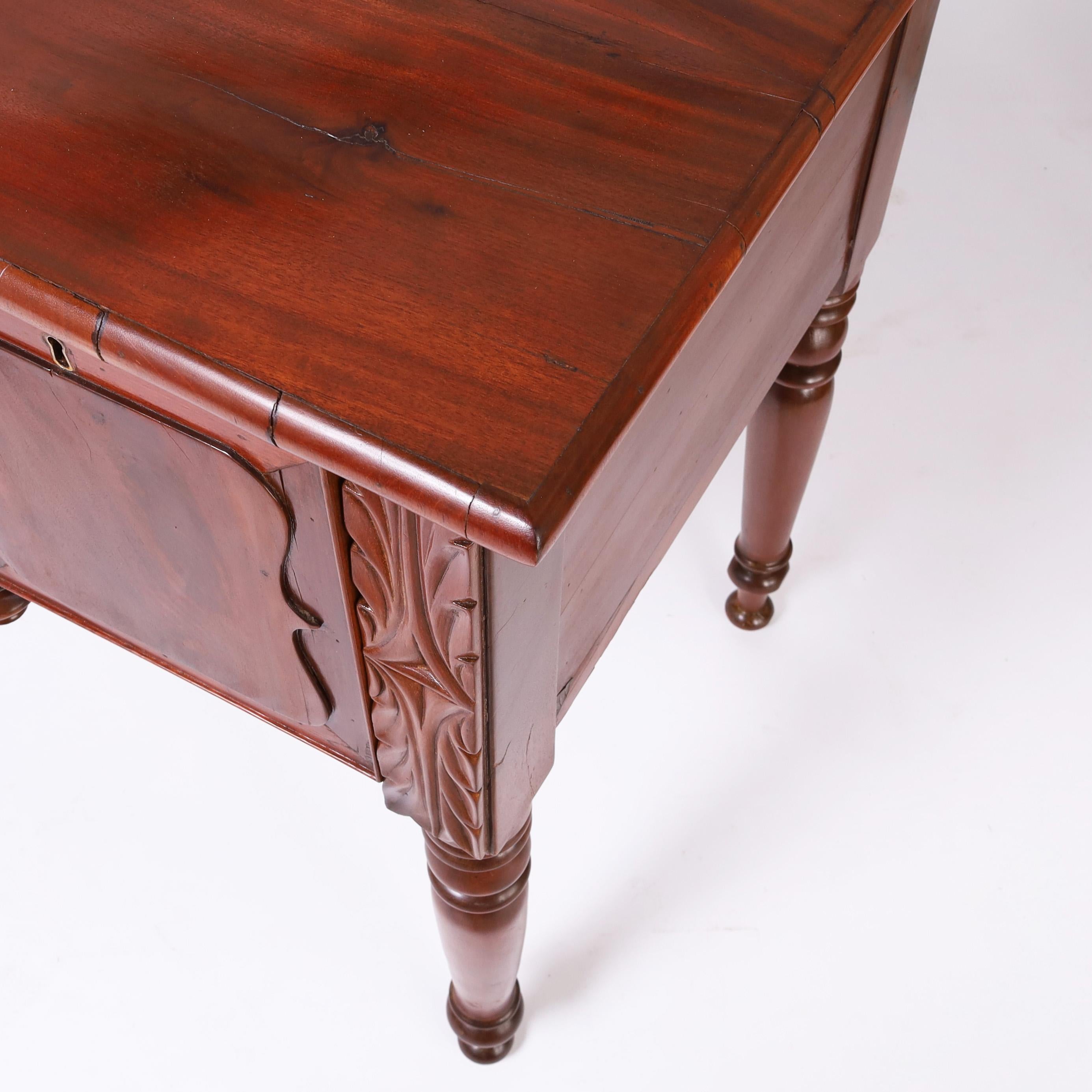 Intagliato a mano Antique British Colonial West Indies Mahogany Sideboard o Server in vendita