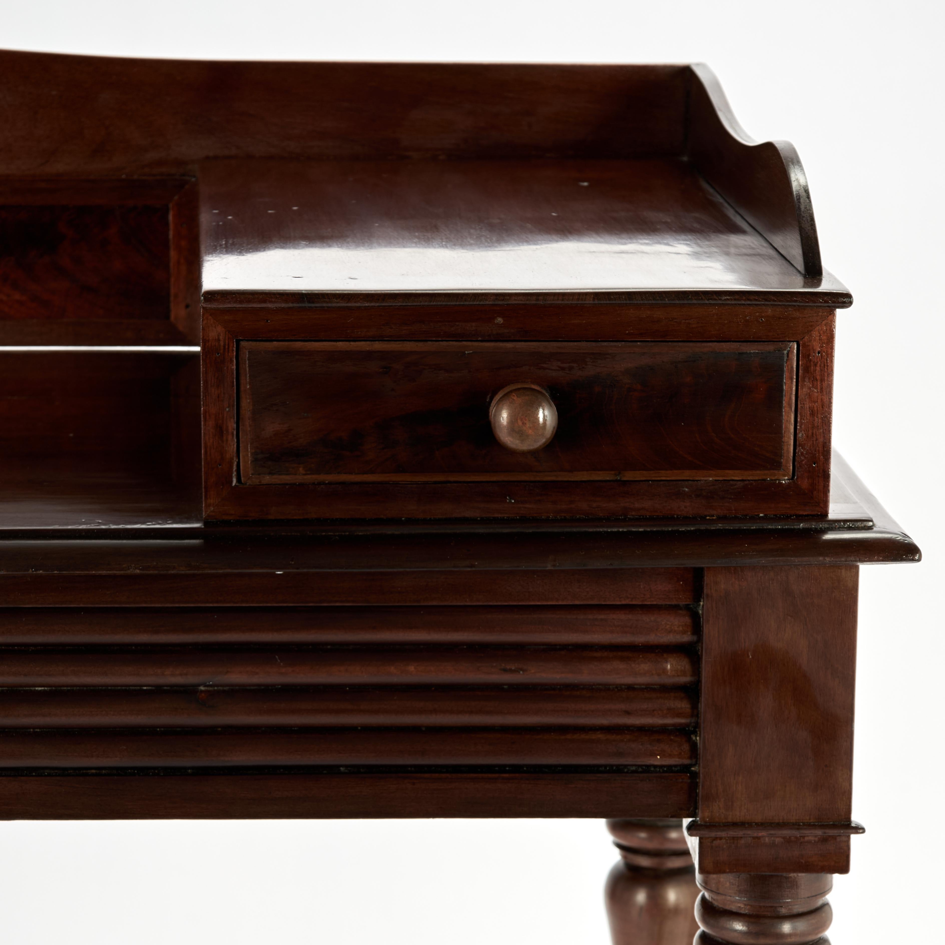 Fatto a mano Antique British Colonial West Indies Server in vendita