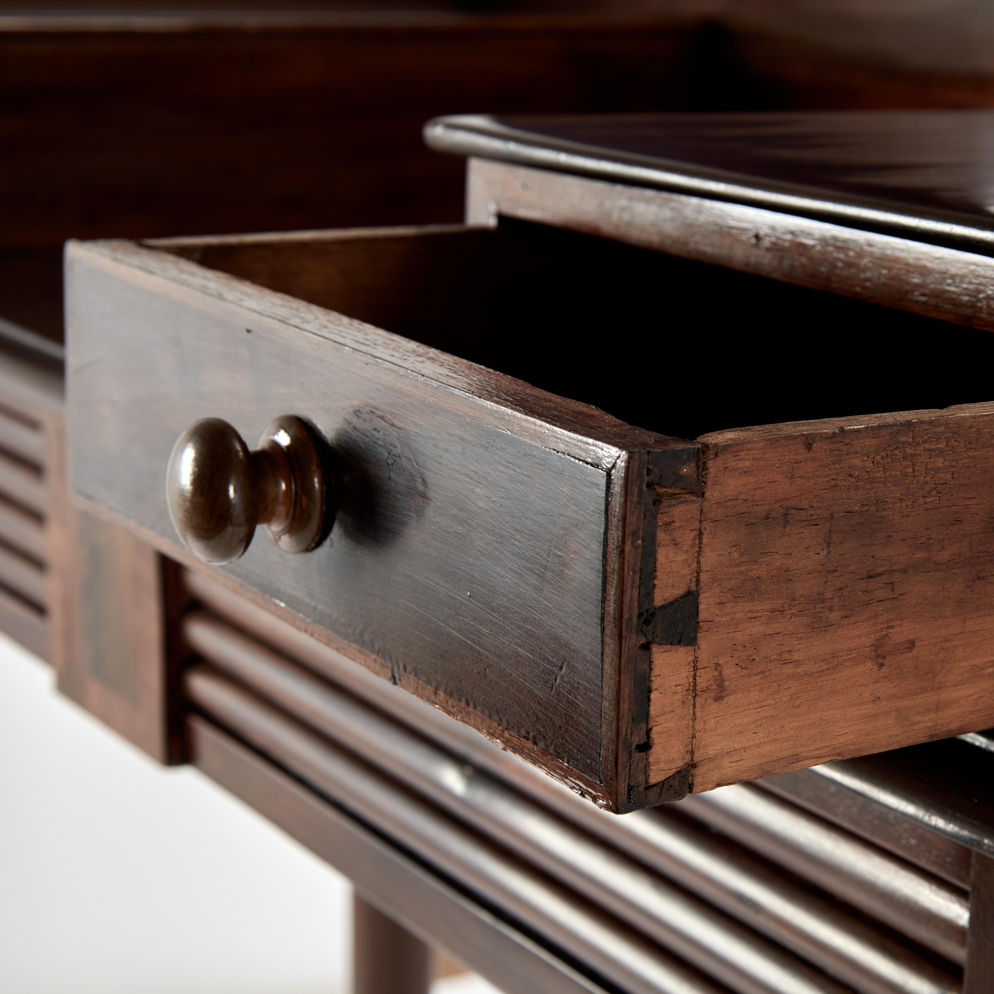 Antique British Colonial West Indies Server In condizioni buone in vendita a Palm Beach, FL