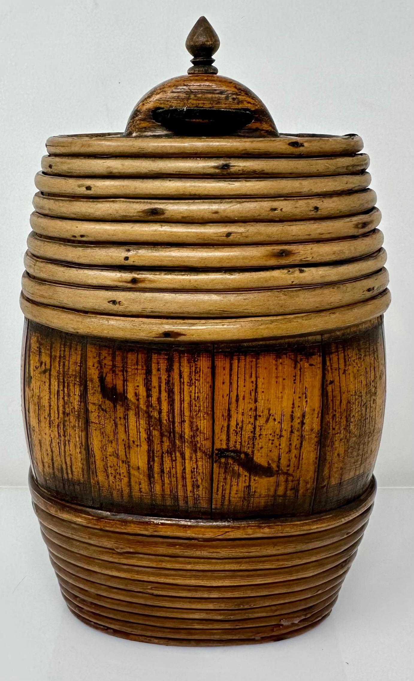 Antikes britisches indisches Korbweide-Erntegeschirr Canteen für Wasser oder Zider, um 1850.
Schöner handgefertigter Baum.