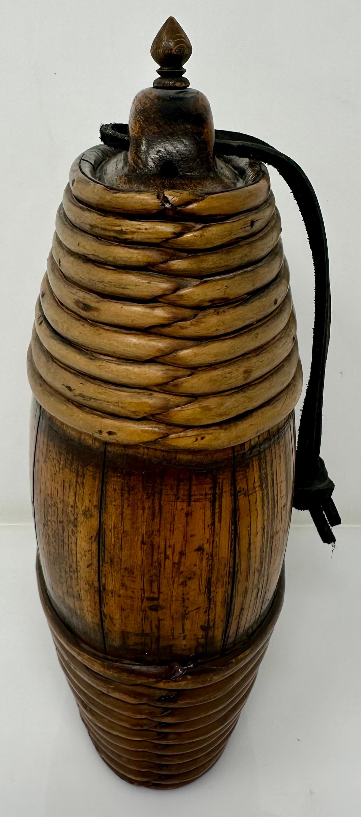 Antikes britisches indisches Korbweide-Erntegeschirr Canteen für Wasser oder Zider, um 1850. im Zustand „Gut“ im Angebot in New Orleans, LA