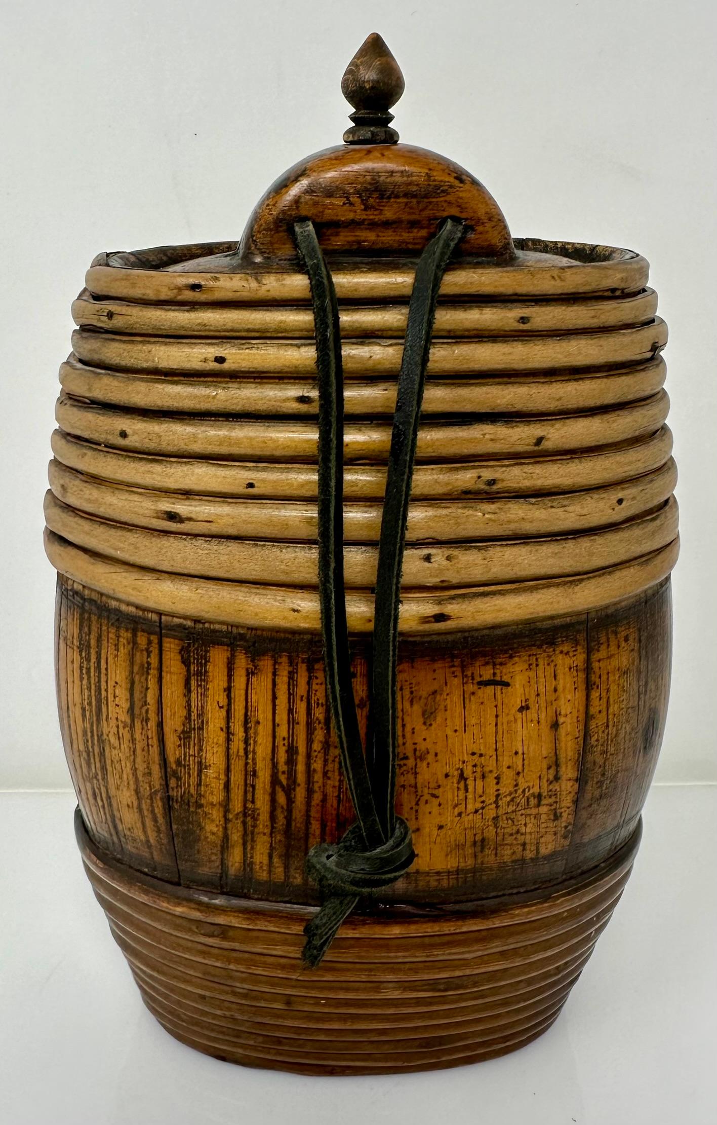 Antikes britisches indisches Korbweide-Erntegeschirr Canteen für Wasser oder Zider, um 1850. (19. Jahrhundert) im Angebot