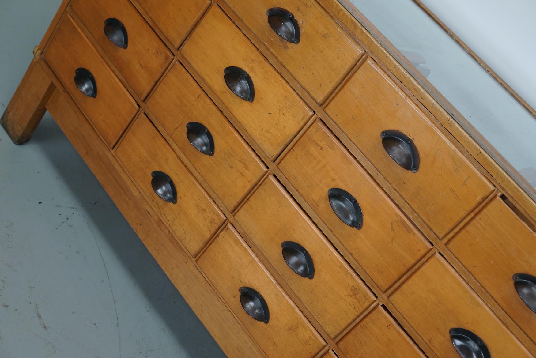 Antique British Maple Haberdashery Cabinet or Shop Counter, 1920/30s In condizioni buone a Nijmegen, NL