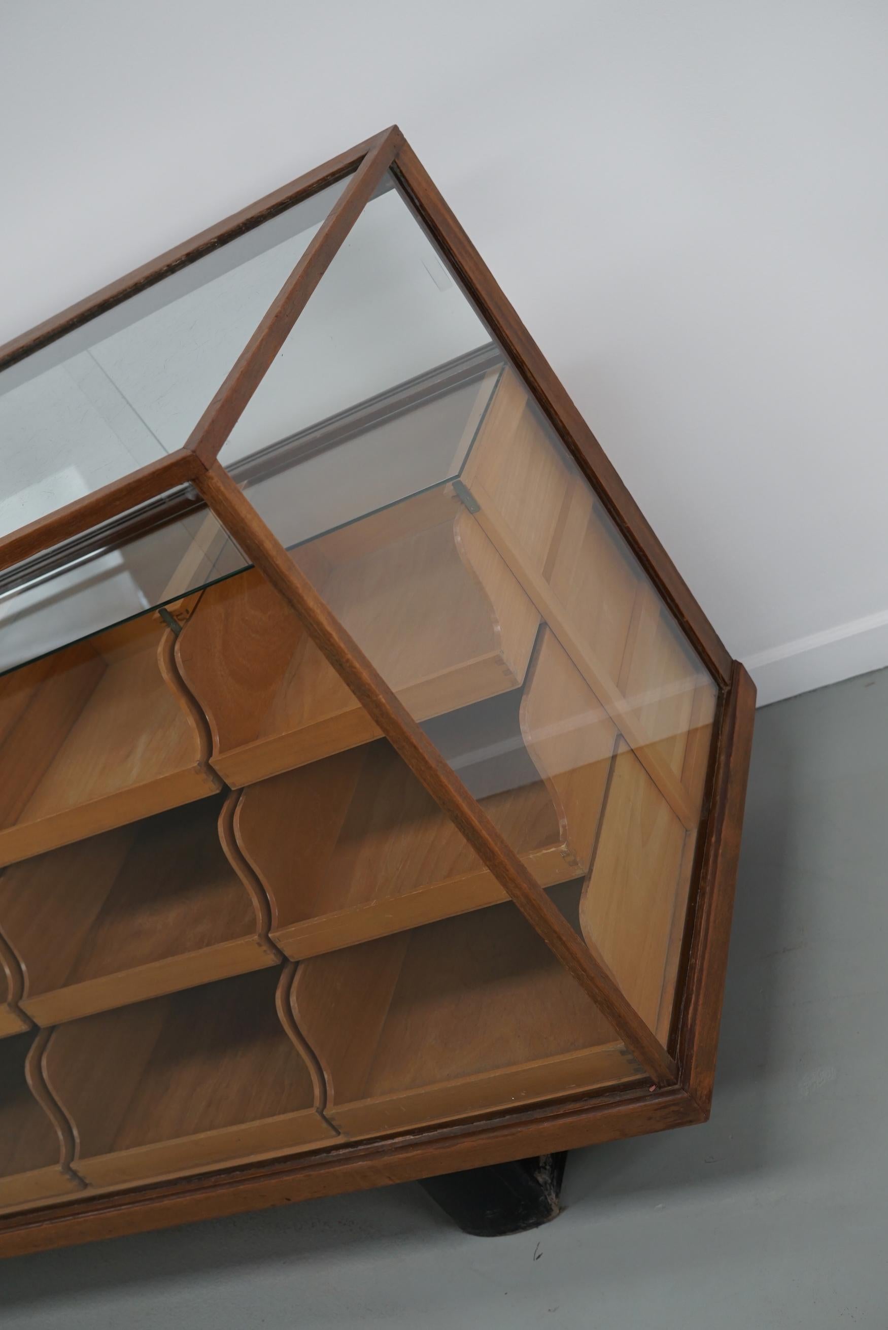 Dieser Vintage-Kurzwarenladentisch aus Ahornholz stammt aus den 1940er Jahren und wurde in England hergestellt. Es besteht aus einem massiven Holzrahmen mit Metallgriffen, einer Glasverkleidung sowie Regalen und Schubladen aus Ahorn. Die Innenmaße