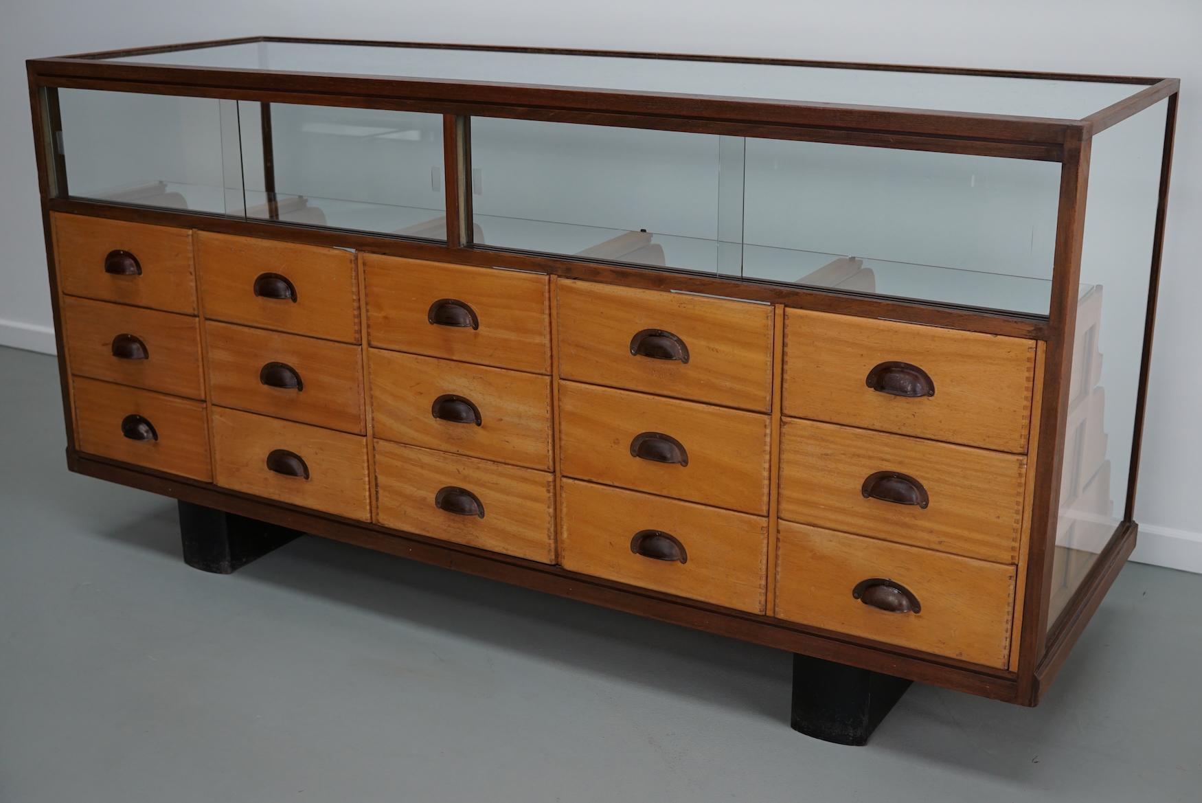 Antiker britischer Ahorn- und Hartholz-Kurzwarenschrank oder Ladentisch, 1930er Jahre im Zustand „Gut“ im Angebot in Nijmegen, NL